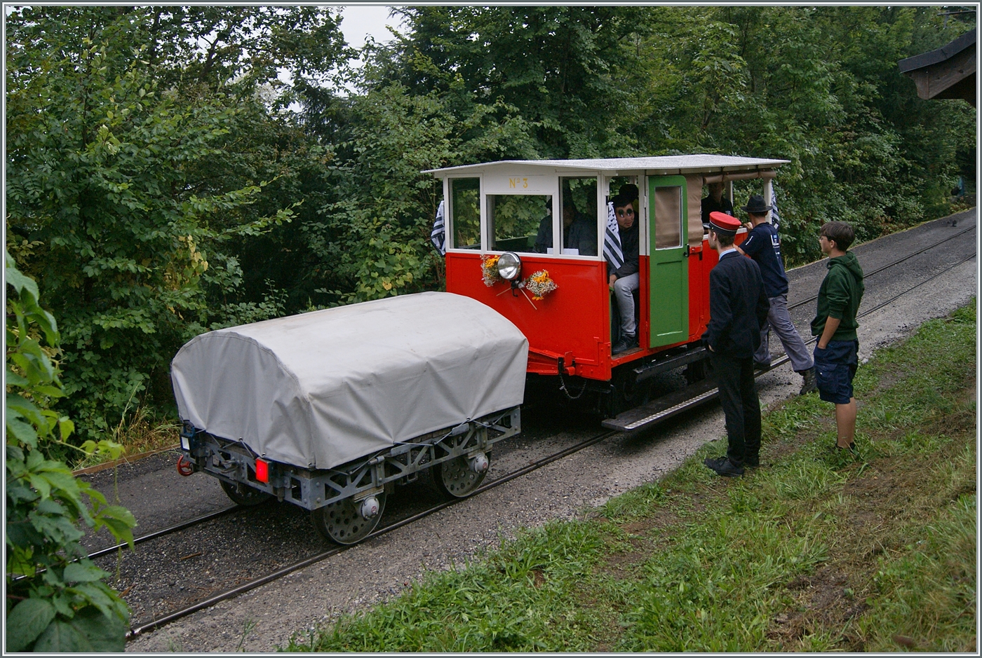 Autour de la voie ferrée / Rund um die eiserne Bahn (Herbstevent 2024) - Kurz nach der Abfahrt des Dampfzuges hat die Dm 2/2 N° 3 Chantemerle erreicht, wo der Zug vom  Chef de Gare  empfangen wird und die Reisenden rasch eingestiegen sind. Im Gegensatz zum Dampfzug ist für den  Vorortszug  von Blonay in Chantemerle Endstation. Der Zug endet hier und wird nach der kurzen Wendezeit zurückfahren; jedoch ohne die RB (Réseau Breton) Dm 2/2 N°  Le Biniou  auf der Drehscheibe zu drehen. 

8. Sept. 2024