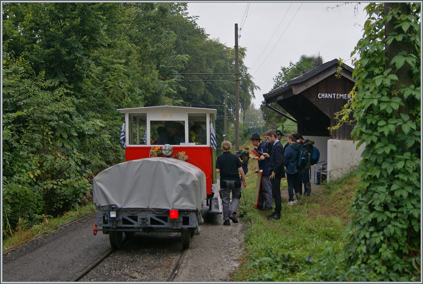 Autour de la voie ferrée / Rund um die eiserne Bahn (Herbstevent 2024) - Der Dm 2/2 N° Biniou wird bei der Ankunft von zahlreichen Reisenden interessiert betrachtet. 

8. Sept. 2024