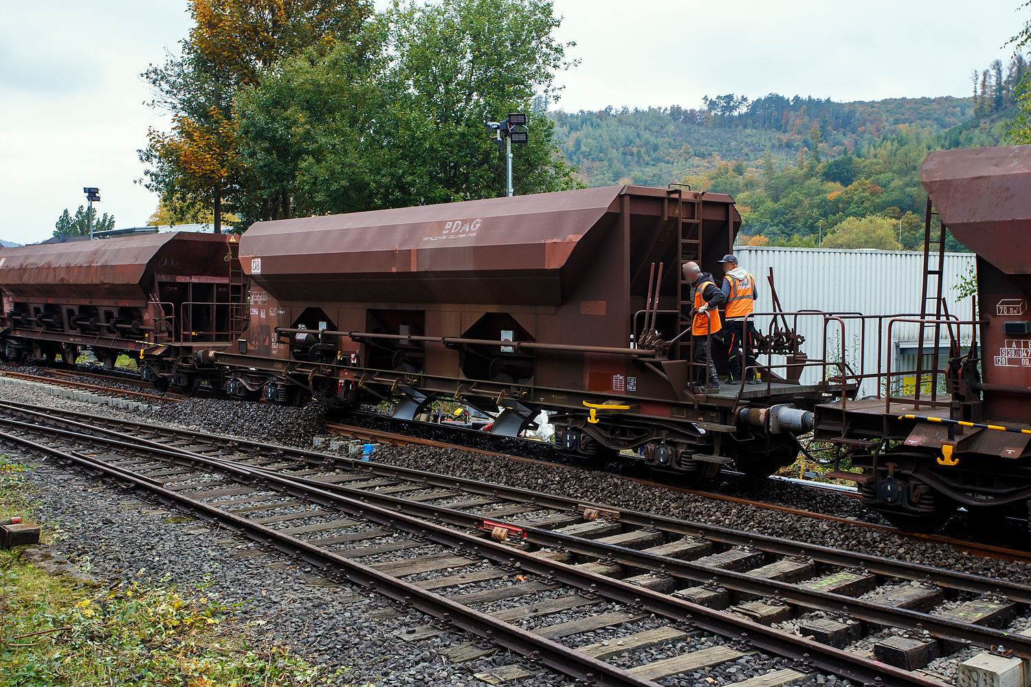 Baustelle Bahnhof Herdorf am 12 Oktober 2025, nun werden die Weichen 25 und 26 eingeschottert. Hier mit dem vierachsigen offenen Drehgestell-Schüttgutwagen mit dosierbarer Schwerkraftentladung, 31 80 6948 490-1 D-DB, der Gattung Facns 133, der DB Cargo AG.