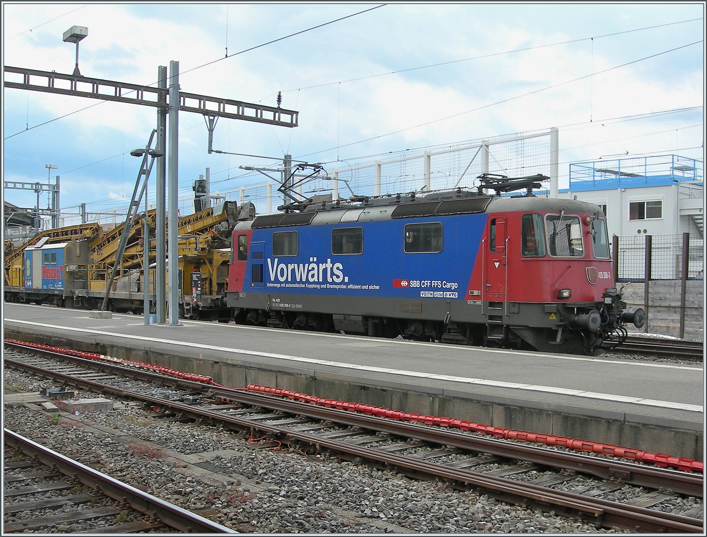 Bei der inzwischen  doch recht seltene Möglichkeit, eine SBB Re 4/4 II zu fotografieren, wagte ich die wenig beliebte Art des  über den Bahnsteig hinweg : Im Bild die SBB Re 4/4 II 11288 (Re 420 288-3). Im Vordergrund die wenig sinnvolle Weichenheizung einer verschraubten Weiche.

4. Juni 2025