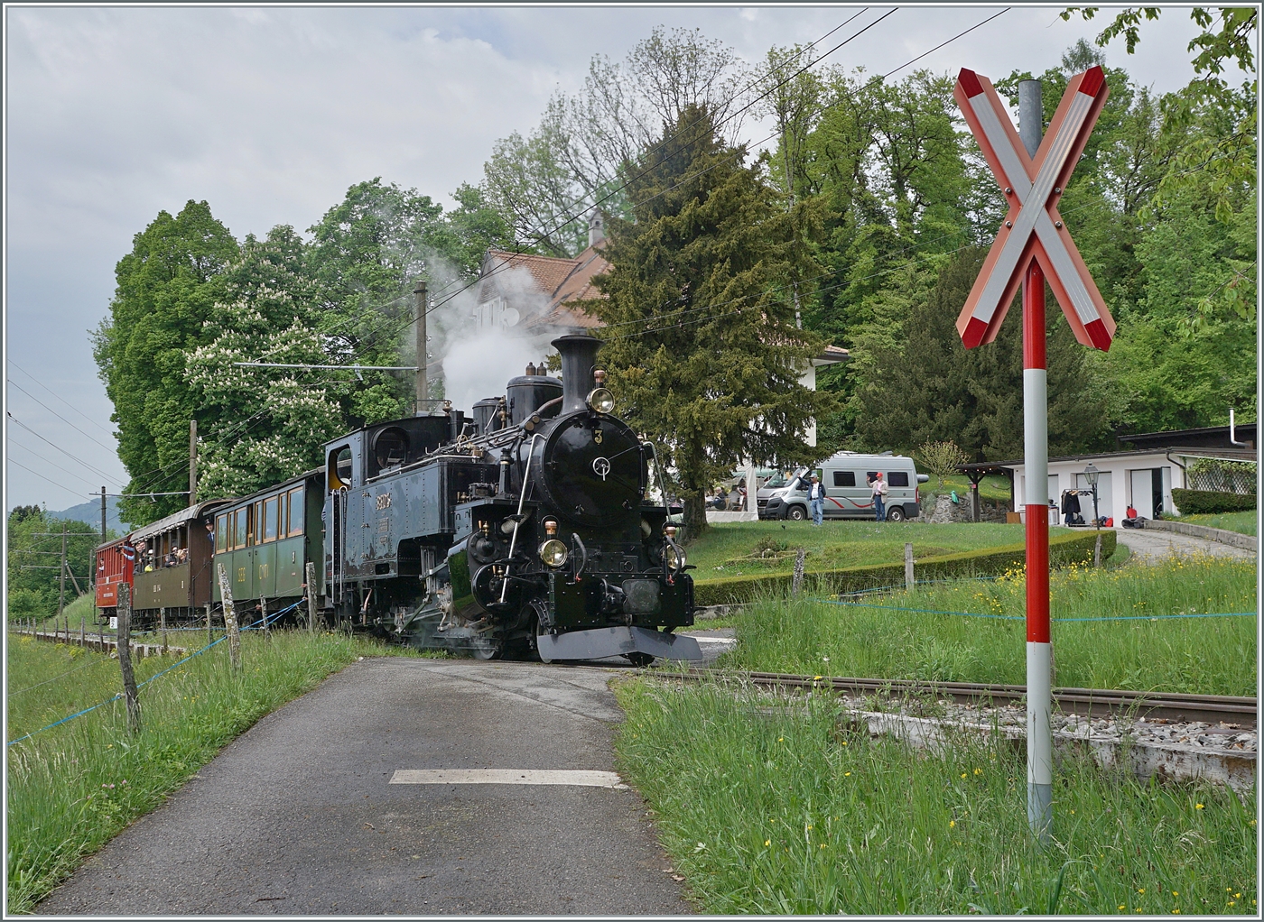Bei Kilometer 8.2 ist die BFD  HG 3/4 N° 3 der Blonay Chamby Bahn mit ihrem Dampfzug auf dem Weg nach Chaulin (via Chamby). 

3. Mai 2025