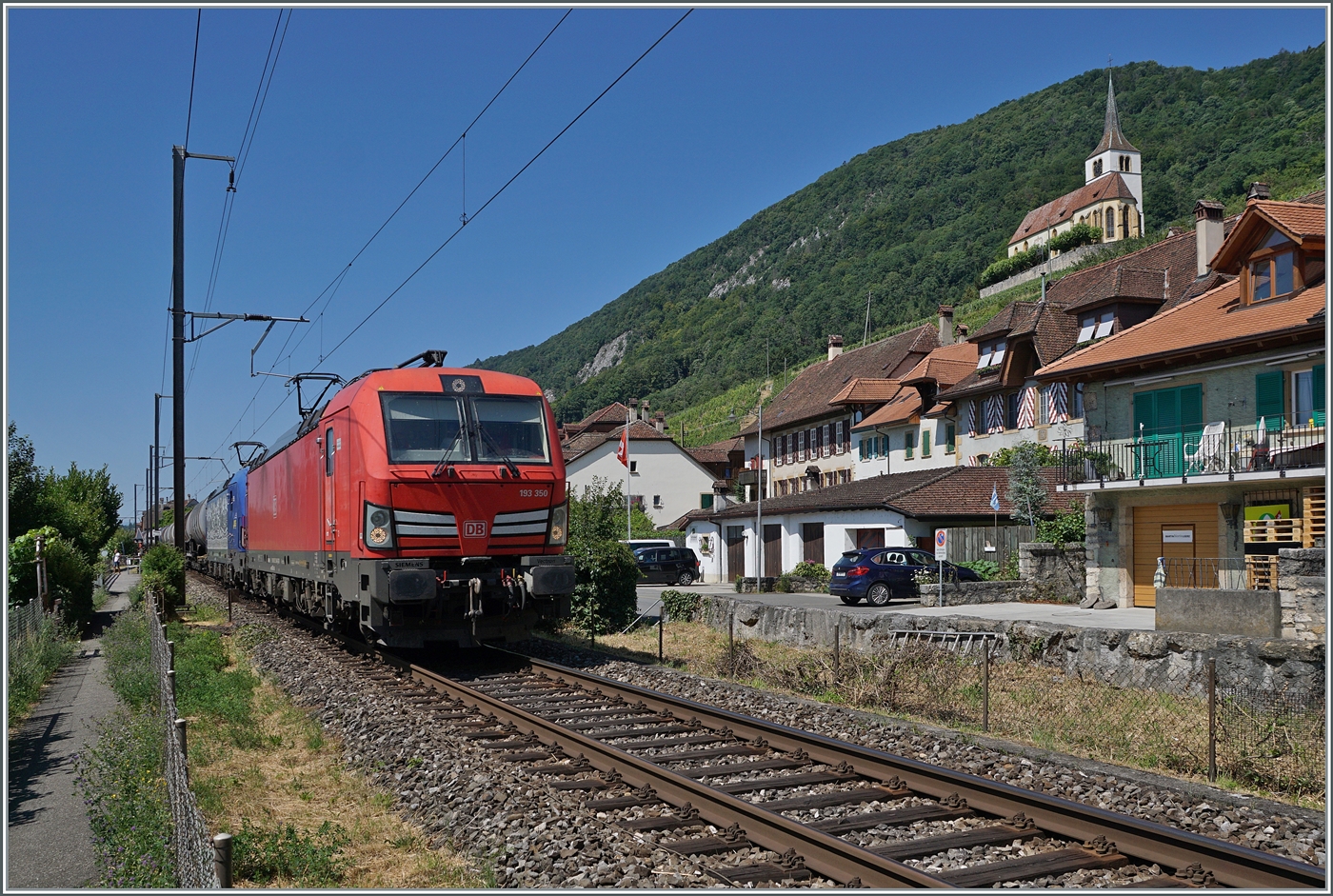 Bei Ligerz, auf dem letzten noch verblieben Einspurabschnitt der Strecke 210 Lausanne - Biel/Bienne sind die DB 193 350 und eine WRS 475 mit einem Kesselwagengazzug auf dem Weg in Richtung Biel/Bienne. 

11. Juli 2025