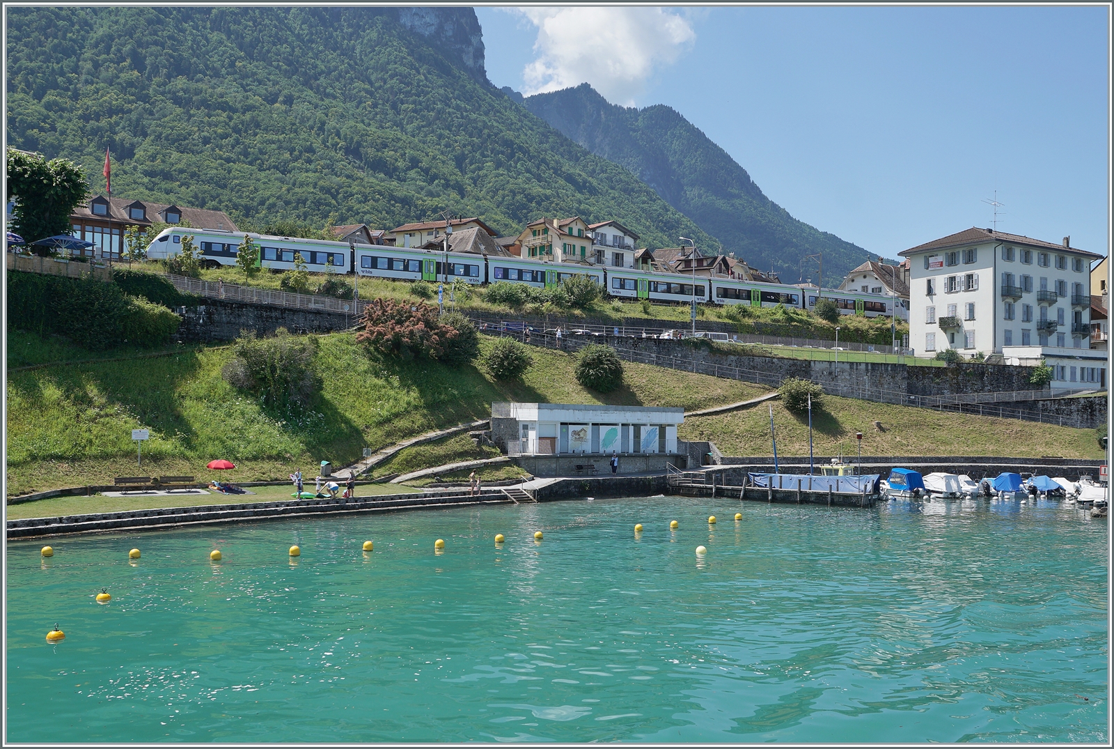 Bei der Weiterfahrt des Schiff konnte dann der (fast) ganze BLS RABe 528  MIKA  beim Halt (Wenden) in St-Gingolph fotografiert werden. 

2. August 2024