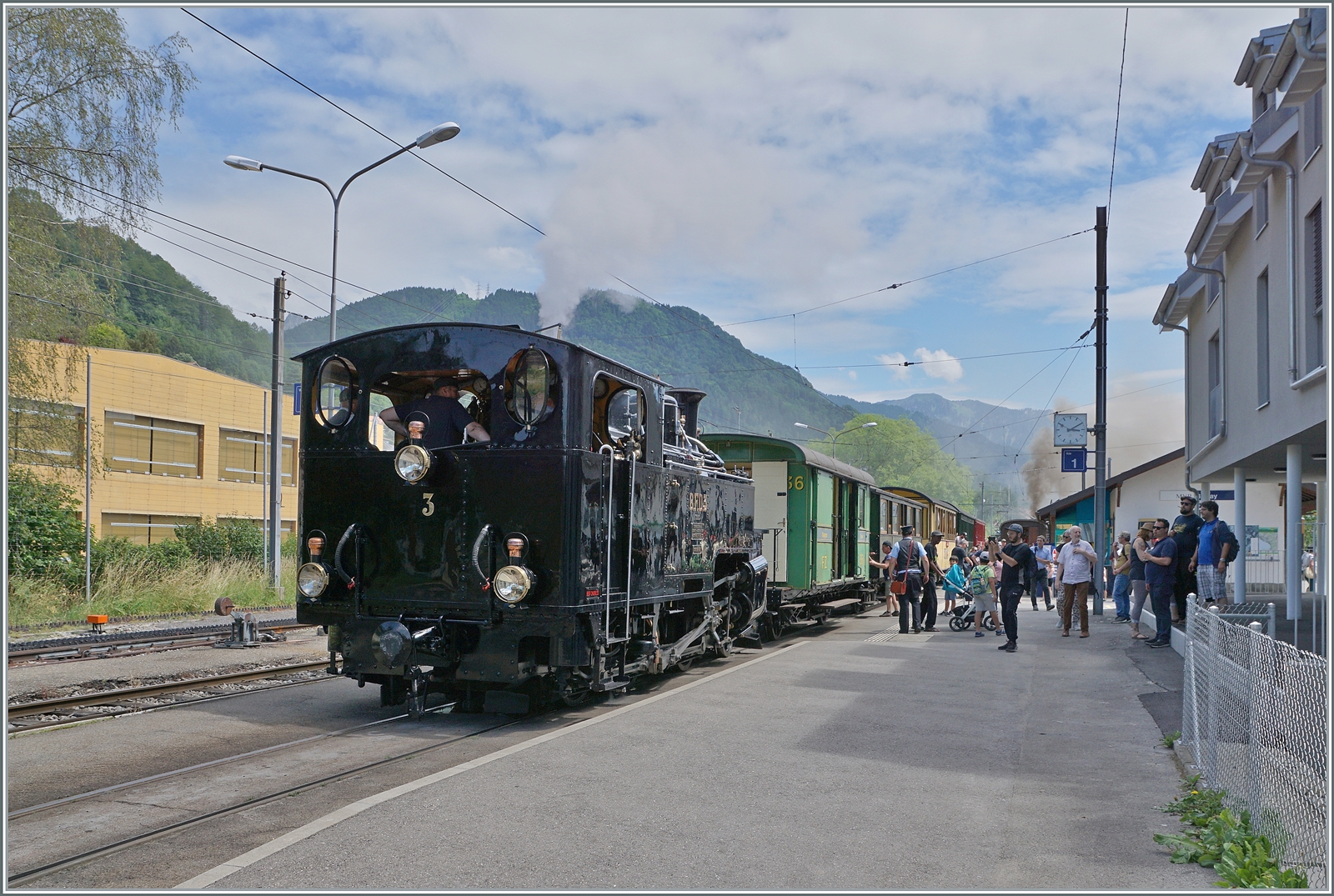 Beim Blonay-Chamby Pfingstfestival 2022 wurde die in Meiningen revidierte BFD HG 3/4 n° 3 offiziell wieder in Betrieb genommen. Hier zeigt sich die glänzen schwarze Lok in Chamby in Blonay. 

6. Juni 2022