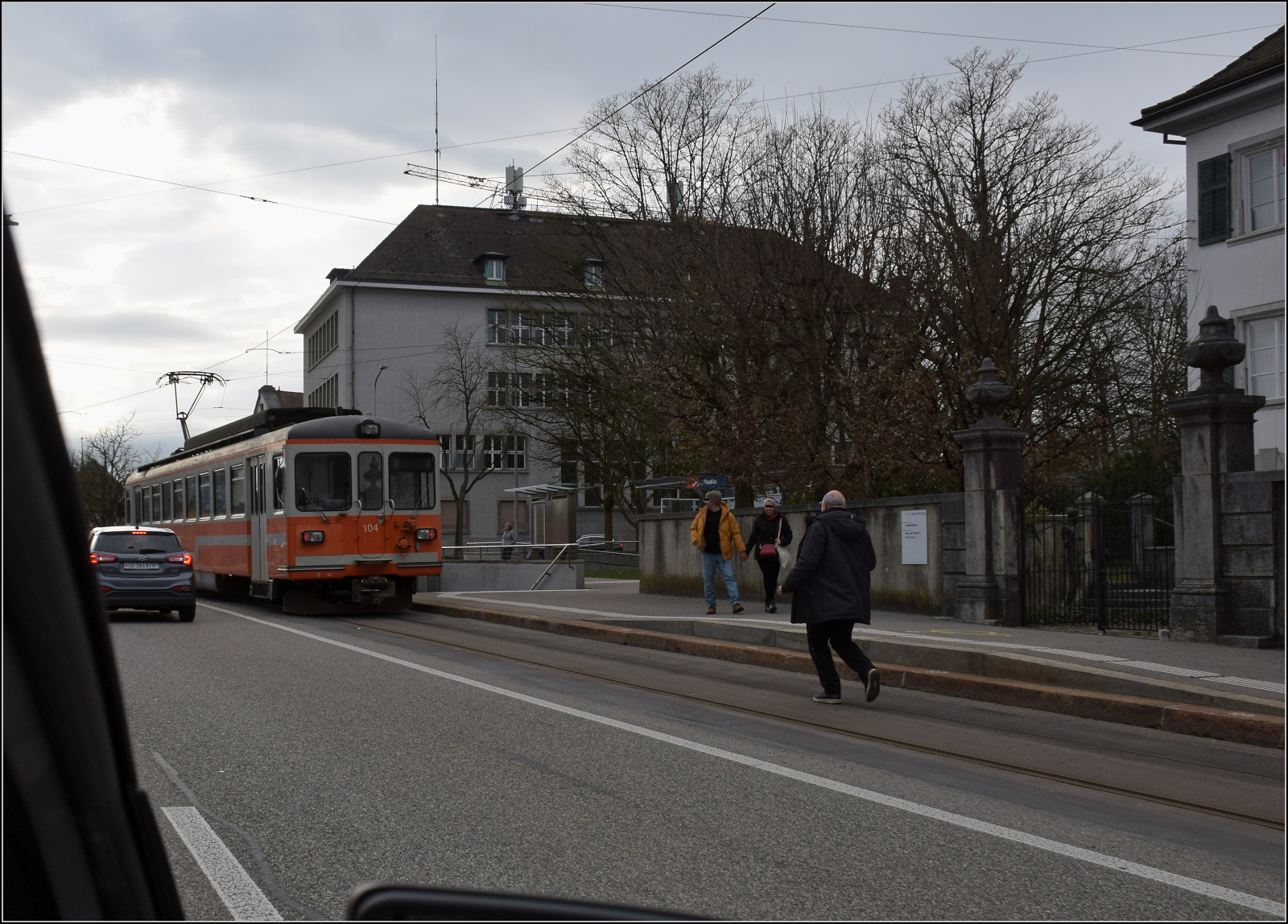 Bierlisi statt Bipperlisi. 

Be 4/4 104 in Solothurn, verfolgt von Bahnfotografen. Interessant auch die Passanten. Während er sich für den heute ungewöhnlichen Zug interessiert, ist ihr Fokus auf den sportlichen Einsatz des Fotografen gerichtet. Februar 2026.