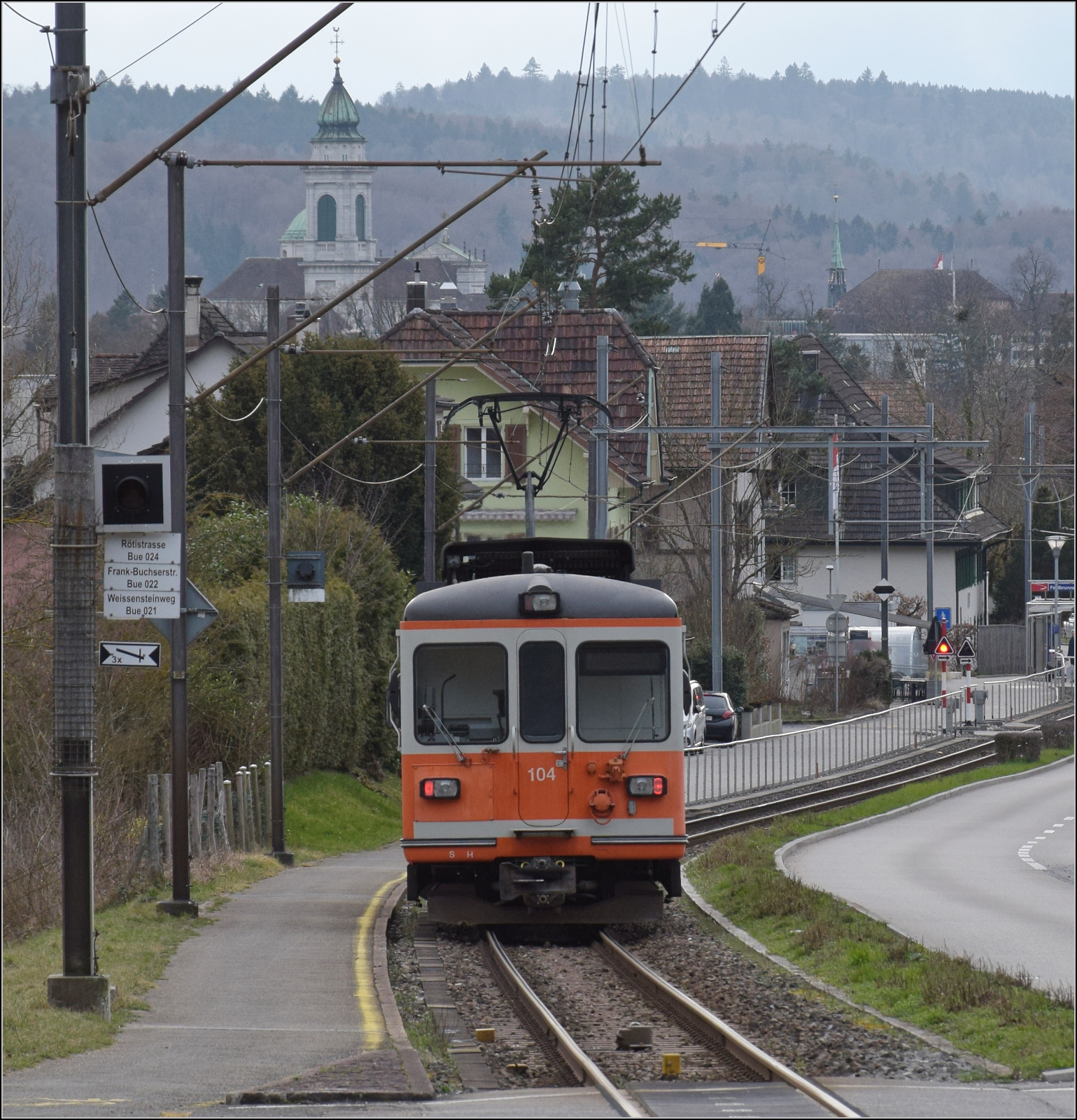 Bierlisi statt Bipperlisi. 

Be 4/4 104 bei Feldbrunnen. Der Bischofssitz in Solothurn ist hier schon sehr präsent. Februar 2026.