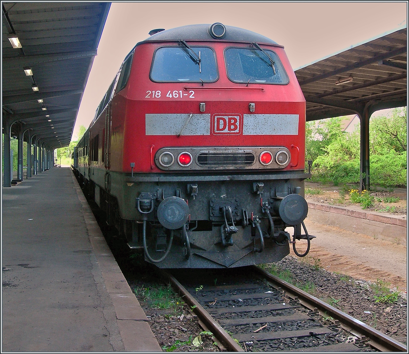 (Bildvariante II) Die DB 218 ist mit ihrem RE aus Hamburg in Travem�nde angekommen und der Zug ist schon wieder f�r die R�ckfahrt bereit. Nachdem wir die Fahrr�der und Gep�ck ausgeladen hatten, gab es dies eine Bild im Bahnhof von Travem�nde, bevor wir ostw�rts in Richtung R�gen davonradelten...

14. Mai 2006