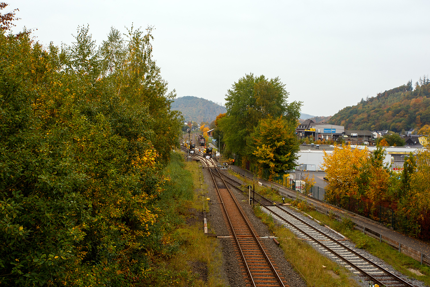 Blick auf den Bahnhof Herdorf und die Baustelle in Blickrichtung Betzdorf am Mittag des 12 Oktober 2025. Die Weichen 25 und 26 sind beide eingebaut, müssen noch eingeschottert werden, zurzeit haben die Gleisbauarbeiter aber ihre wohlverdiente Mittagspause. 

Übrigens hier kann man deutlich die Grenze der Streckenkassen der Bahnstrecke Betzdorf–Herdorf-Haiger „Hellertalbahn“ (KBS 462). Bis kurz hinter der Weiche 27, zum Gleisanschluss des Rangierbahnhofs der KSW (Betriebsstätte Freien Grunder Eisenbahn KSW NE447 / DB-Nr. 9275), ist die Streckenkasse D4 (Achslast 22,5 t / Meterlast 8,0 t/m). Links ab der ersten Stahlschwelle hinter der Weiche hat die Strecke in Richtung Haiger dann die Streckenkasse CE (Achslast 20,0 t / Meterlast 8,0 t/m). Rechs das Gleis ab der Gleissperre ist das Anschlussgleis der KSW (Kreisbahn Siegen-Wittgenstein) und gehört auch der KSW. 

Was ich nicht verstehe das man in Deutschland Bahnstecken wieder, für sehr hohe Kosten, reaktiviert. Was ich auch gut finde, aber hier würde ich mir einen Ausbau auf komplett D4 wünschen. Auch eine Elektrifizierung der Strecke oder gar eine Reaktivierung des zweiten Gleises der 36 Kilometer langen Strecke, könnte ich mir vorstellen, die Strecke war früher ja zweigleisig. Dann müsste der Güterverkehr nicht den Umweg über Siegen machen. 
