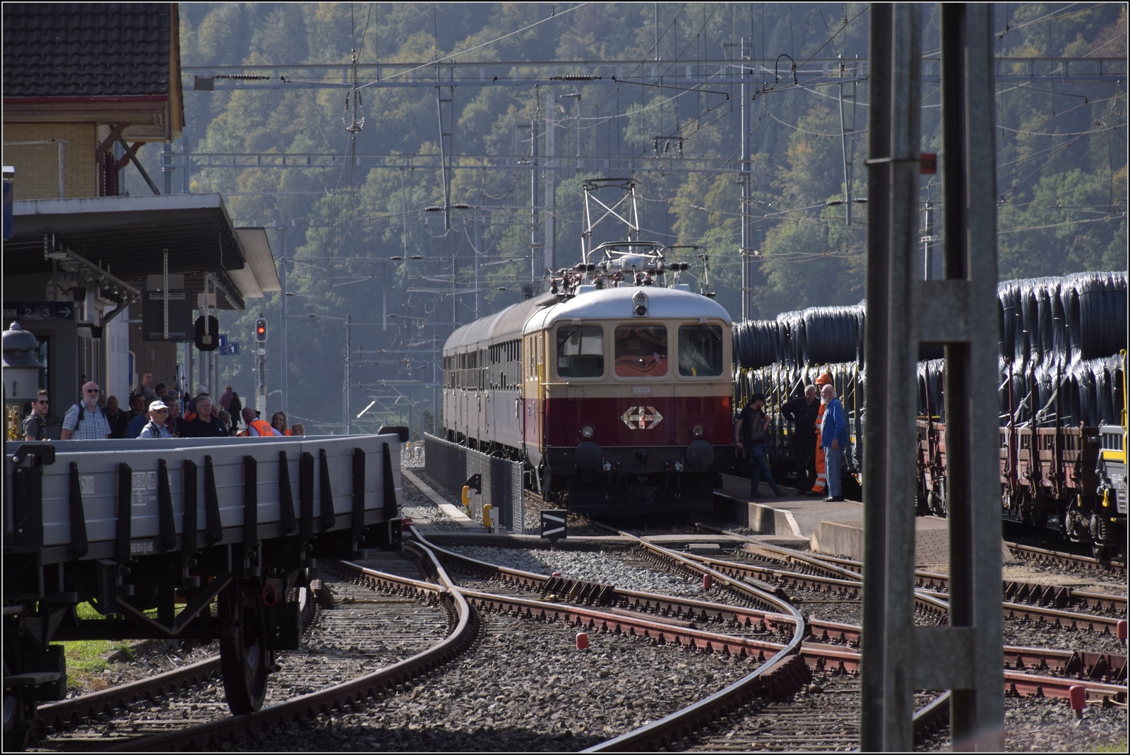 Dampftage Huttwil mit frisch genesenem Bubikopf. 

In Sumiswald-Grünen wartet vor dem Museumszug die Angst- oder Versorgungslok Re 4/4 I 10034 von TEE Classics. Oktober 2023.