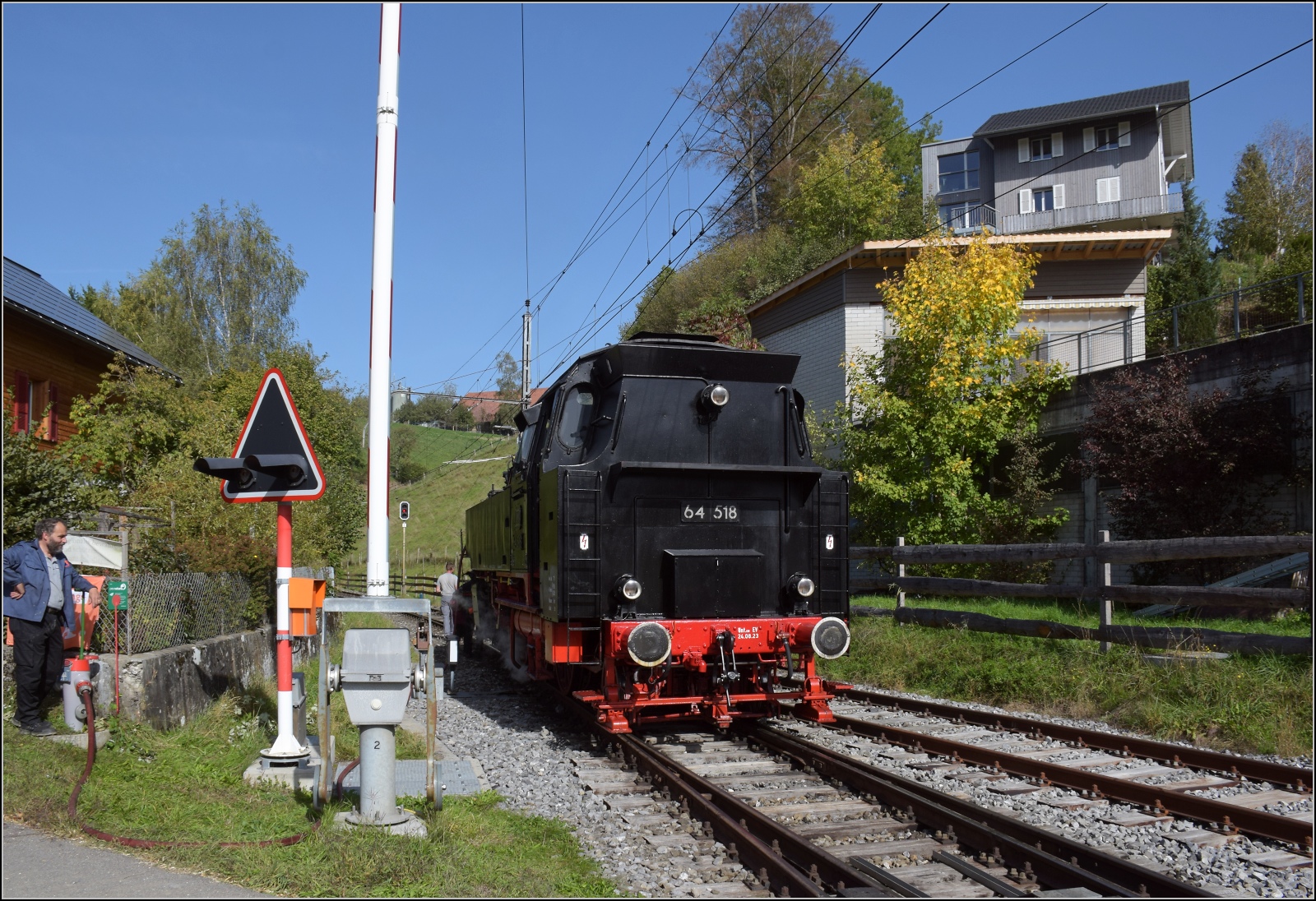 Dampftage Huttwil mit frisch genesenem Bubikopf. 

Ein kräftiger Schluck Wasser für 64 518 in Sumiswald-Grünen und von hier ein Dank an die vielen enthusiastischen Helfer, ohne die eine solche Veranstaltung nicht machbar wäre. Oktober 2023.