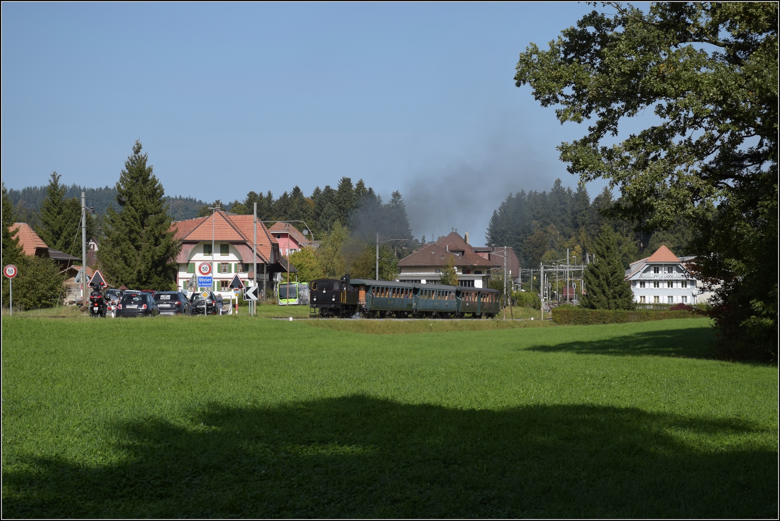 Dampftage Huttwil mit frisch genesenem Bubikopf. 

64 518 fährt aus Affoltern-Weier Richtung Sumiswald aus. Oktober 2023