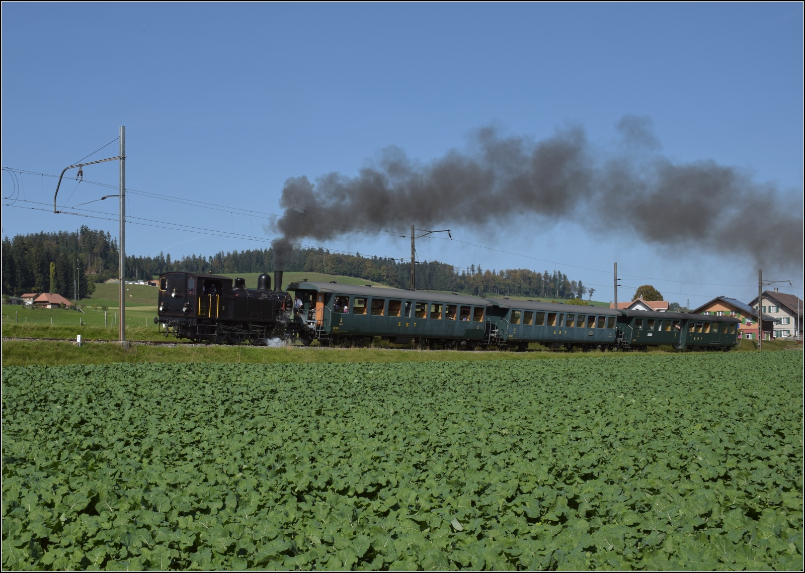 Dampftage Huttwil.

Ed 3/4 2 der Solothurn-Münster-Bahn auf dem Weg nach Sumiswald-Grünen. Häusernmoos, Oktober 2023.