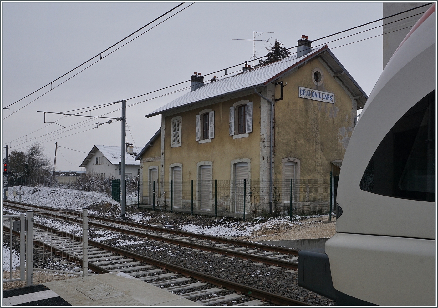 Das alte Bahnhofsgebäude von Grandvillars. Heute (3.11.25) ist dort ein Atelier untergebracht. 

11. Jan. 2019