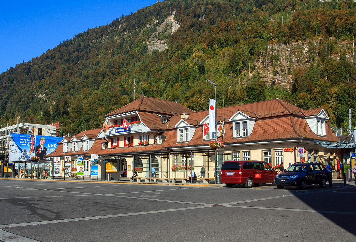 Das Empfangsgebäude vom Bahnhof Interlaken Ost am 02.10.2011, vom Vorplatz gesehen.

Der Bahnhof Interlaken Ost wird von Zügen zweier verschiedener Spurweiten bedient, Normalspur und Meterspur. Der Bahnhof gehört der Berner Oberland-Bahn. 

Der Bahnhof wurde am 1. Juli 1874 von der damaligen Bödelibahn als Interlaken Zollhaus eröffnet, nachdem diese ihre Strecke vom damaligen Bahnhof Interlaken (heute Interlaken West) nach Bönigen verlängert hatte. 1890 wurde Interlaken Zollhaus zum Ausgangspunkt der Berner Oberland-Bahn (BOB), einer Meterspurbahn nach Lauterbrunnen beziehungsweise Grindelwald. 1893 folgte die westliche Fortsetzung der Bödelibahn dem Thunersee entlang nach Thun, somit war Interlaken durchgehend ans Schweizer Eisenbahnnetz angeschlossen.

Im Jahr 1916 nahm die Bedeutung des Bahnhofs Interlaken Ost als Verkehrsknotenpunkt abermals zu, als das letzte Teilstück der Brünigbahn zwischen Brienz und Interlaken dem Verkehr übergeben wurde. Das heute bestehende Empfangsgebäude stammt aus dem Jahr 1917 und wurde errichtet, als die Knotenpunktfunktion des Bahnhofs durch die Brünigbahneröffnung abermals zunahm. Heute steht das Empfangsgebäude unter Denkmalschutz.

1969 stellte die BLS den Personenbetrieb auf der Strecke Interlaken Ost–Bönigen ein. Die ehemalige Gleisanlage der Bödelibahn dient bis heute als Zubringer zur BLS-Hauptwerkstätte in Bönigen. Im Jahr 2002 wurde der Bahnhofplatz neugestaltet und 2007 wurde der Bahnhof Interlaken Ost zum Vollknoten aufgewertet.

Die Bahnhofsanlage umfasst acht Bahnsteiggleise, die an fünf Perrons angegliedert sind. Im Bahnhof Interlaken Ost werden drei Bahnlinien verknüpft, die hier enden oder beginnen, wobei es keine durchgehende Züge gibt. Aus der westlichen Richtung führt die normalspurige Thunerseebahn mit einer Spannung von 15.000 Volt Wechselstrom in den Bahnhof, der jedoch kein Kopfbahnhof ist. Der durchgehende Personenverkehr der Bödelibahn bis Bönigen wurde zwar 1969 eingestellt, seither enden alle Züge in Interlaken Ost, jedoch befindet sich die BLS-Werkstätte weiterhin in Bönigen, so dass die Strecke weiterhin befahren wird. Die Brünigbahn und die BOB haben zwar dieselbe Spurweite, werden jedoch mit unterschiedlichen Bahnstromsystemen betrieben, Die heute von der Zentralbahn befahrene Brüniglinie besitzt aufgrund ihrer SBB-Vergangenheit eine Spannung von 15.000 Volt Wechselstrom, die BOB-Strecken werden in Richtung Lauterbrunnen und Grindelwald mit 1.500 Volt Gleichstrom betrieben.

Aufgrund dieser Unterschiede besitzt jede Bahngesellschaft eigene Gleise, eine Wechselspeisung zwischen den verschiedenen Gleisen ist nicht vorhanden. Zwar gibt es Gleisverbindungen zwischen der Zentralbahn und der BOB, die früher vor allem zum Austausch von Wagen verwendet wurden, heute jedoch nicht mehr genutzt werden.

Der Bahnhof wird von fünf Bahngesellschaften bedient, der SBB, der BLS, der Zentralbahn, der BOB und der DB, wobei letztere ihre Züge auf dem Schweizer Abschnitt gemeinsam mit den SBB betreibt.

