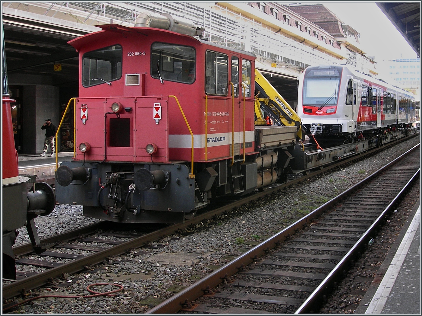 Das Geschehen von der anderen Seite betrachtet, zeigt sich der Stadler Tm 232 050-5 (UIC 98 85 5 232 050-5 CH-STAG) etwas besser und auch der Beh 4/4 / Z 894 (UIC 90 85 838 0894-8) auf den Uaikk Wagen setze sich gut in Szene. 

29. Oktober 2025