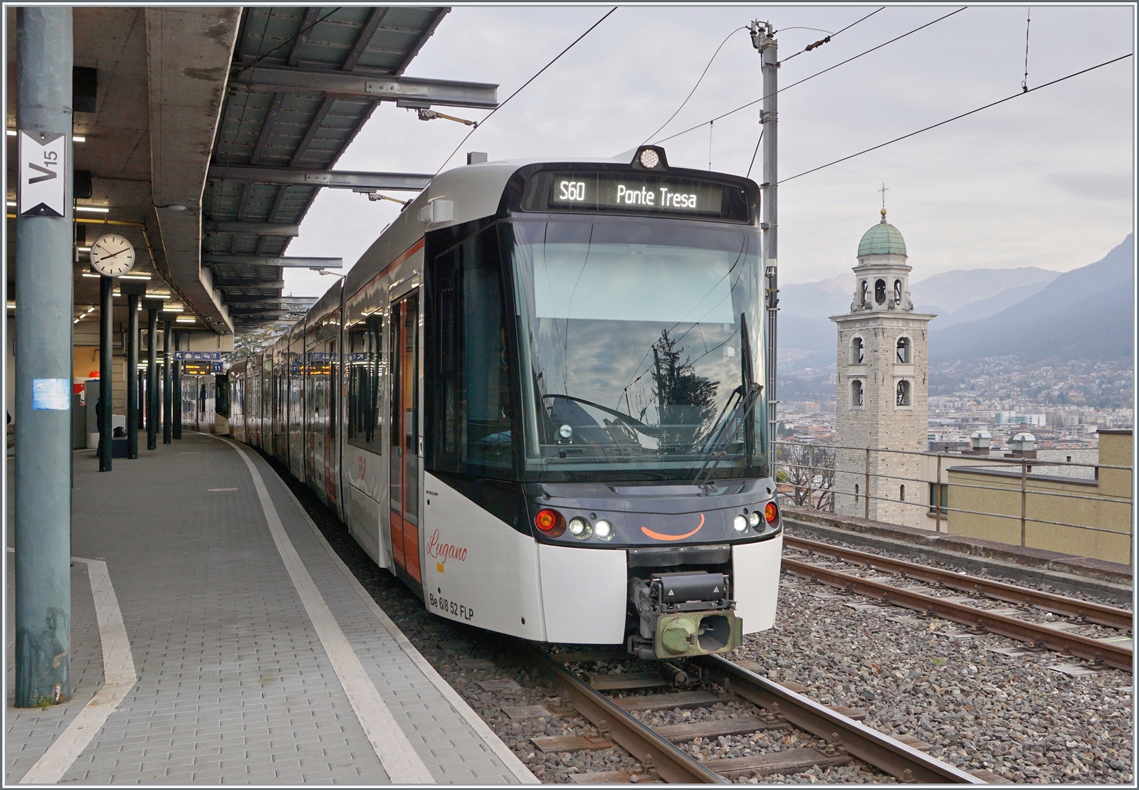 Das Lächeln ist nur noch ein dünner oranger Strich an der Front; die neuen FLP verbreiten kaum noch den Reiz dieser klassischen FLP Fotostelle in Lugano. 

Der FLP Be 6/8 52  Lugano  und 52  Malcantone  verlassen Lugano als S60 nach Ponte Tresa. 

13. März 2023