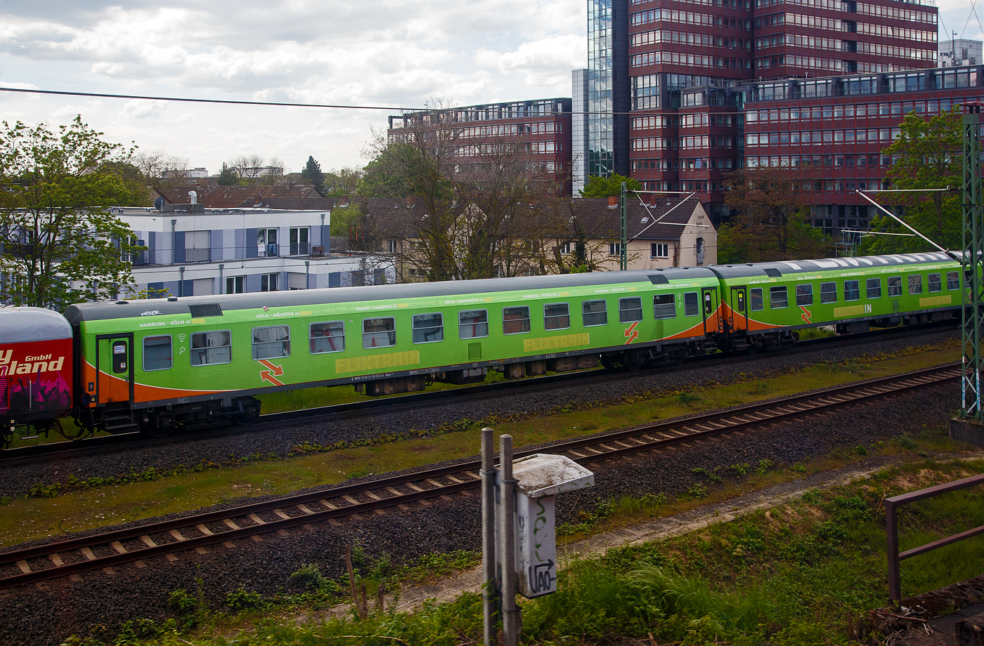 Der 2. Klasse Abteilwagen D-BTEX 51 80 21-90 523-8 der Gattung/Bauart Bomz 236.3 der BTE BahnTouristikExpress GmbH (Nürnberg), früher für FLIXTRAIN im Einsatz, ex InterCity-Abteilwagen der  2. Klasse der DB Fernverkehr AG, am 30.04.2023 im Zugverband in Köln-Deutz, aus einem Zug heraus fotografiert. 

Der Wagen wurde 1991 vom Raw Halberstadt gebaut.

TECHNISCHE DATEN:
Spurweite: 1.435 mm
Anzahl der Achsen: 4 (in zwei Drehgestellen)
Länge über Puffer: 26.400 mm
Wagenkastenlänge: 26.100 mm
Wagenkastenbreite: 2.825 mm
Höhe über Schienenoberkante: 4.050 mm
Drehzapfenabstand: 19.000 mm
Achsstand im Drehgestell: 2.600 mm
Drehgestellbauart:  GP 200-S-Mg
Leergewicht: 40 t
Höchstgeschwindigkeit: 200 km/h
Sitzplätze: 66 in der 2. Klasse
Abteile: 11 
Toiletten: 2, geschlossenes System
