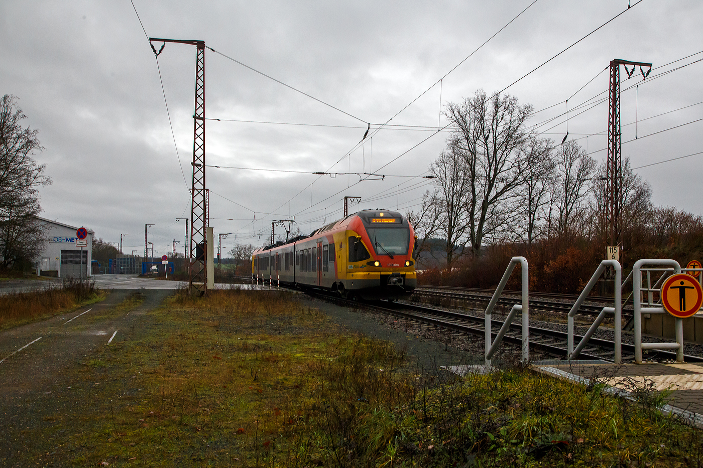 Der 3-teilige Stadler FLIRT 427 042 / 827 042 / 427 542 (94 80 0427 624-2 D-HEB / 94 80 0827 124-9 D-HEB / 94 80 0427 124-3 D-HEB) der HLB (Hessischen Landesbahn) fährt am 23.12.2022, als RE 99 Siegen – Gießen durch Wilnsdorf-Rudersdorf in Richtung Dillenburg.