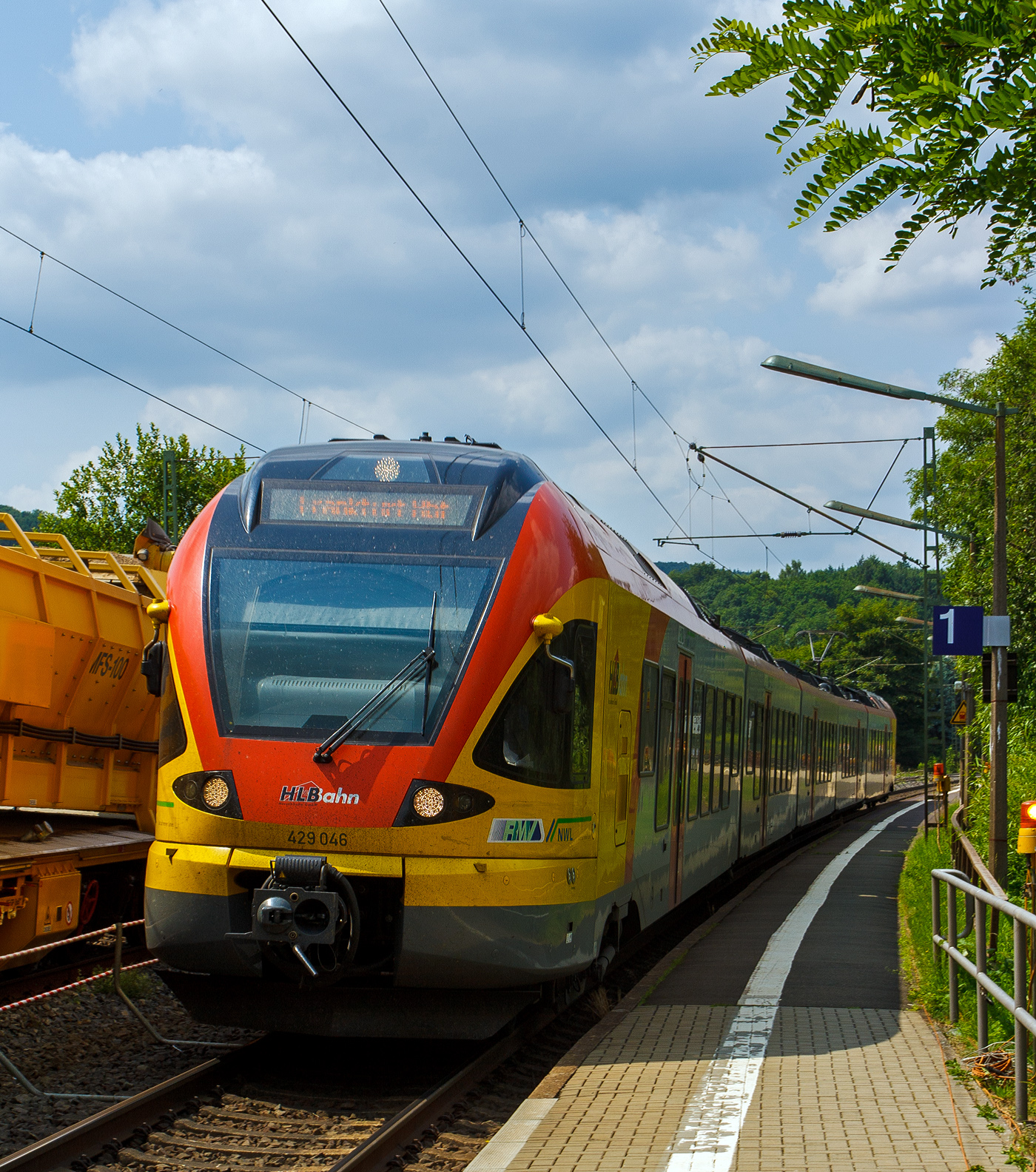 Der 5-teilige Flirt 429 046 / 429 546 der HLB (Hessischen Landesbahn) durchfährt als RE 99 Main-Sieg-Express (Siegen-Gießen-Frankfurt am Main) am 13 Juli 2013 den Haltepunkt Katzenfurt (Lahn-Dill-Kreis) an der KBS 445 (Dillstrecke).