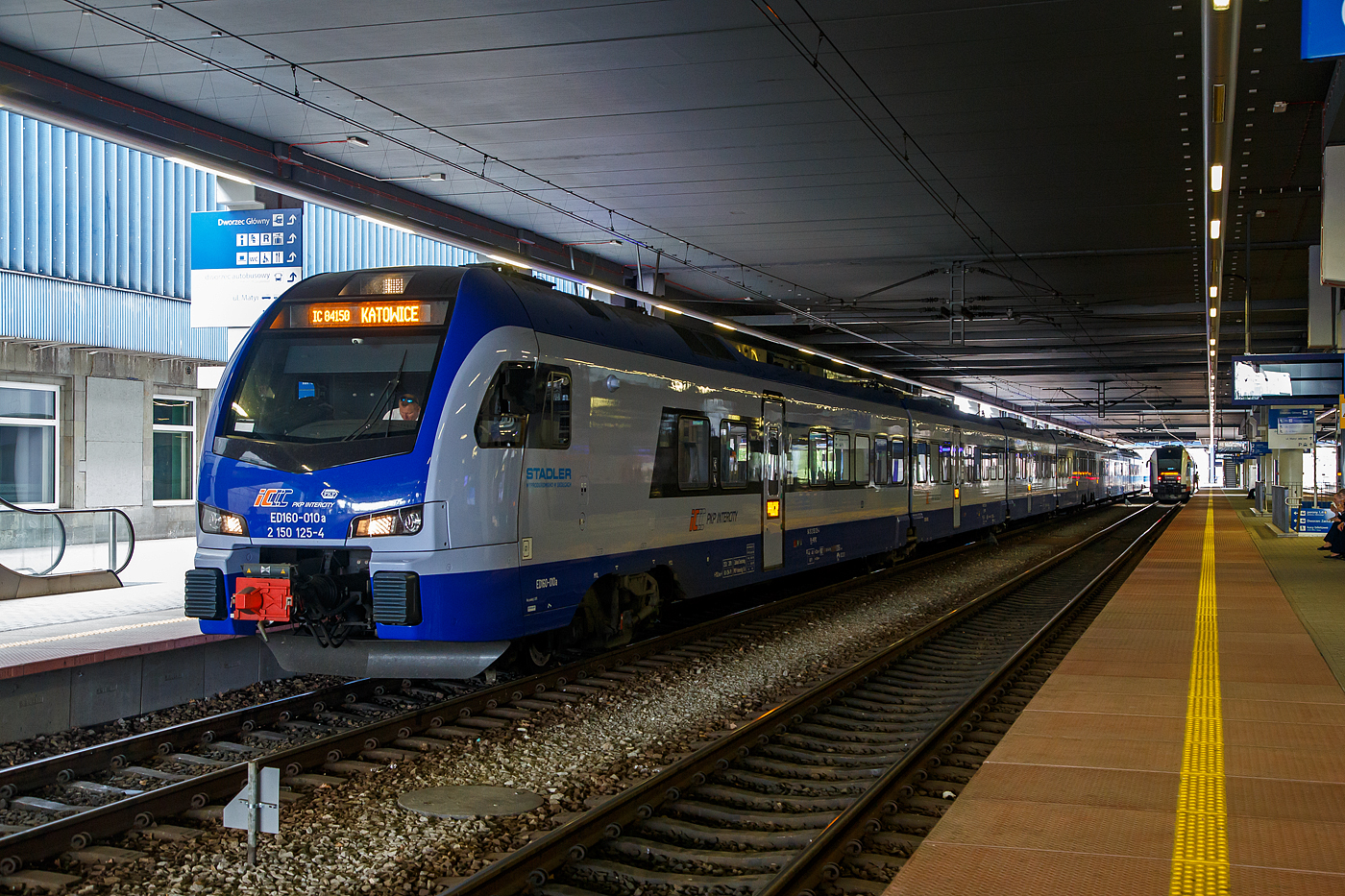 Der achtteilige Stadler Flirt 3, ED160-010 (2 150 125 -4) der PKP IC (Polskie Koleje Państwowe) verlässt am 25 Juni 2017 als IC 84150 nach Katowice den Hbf Posen (Poznań Główny).