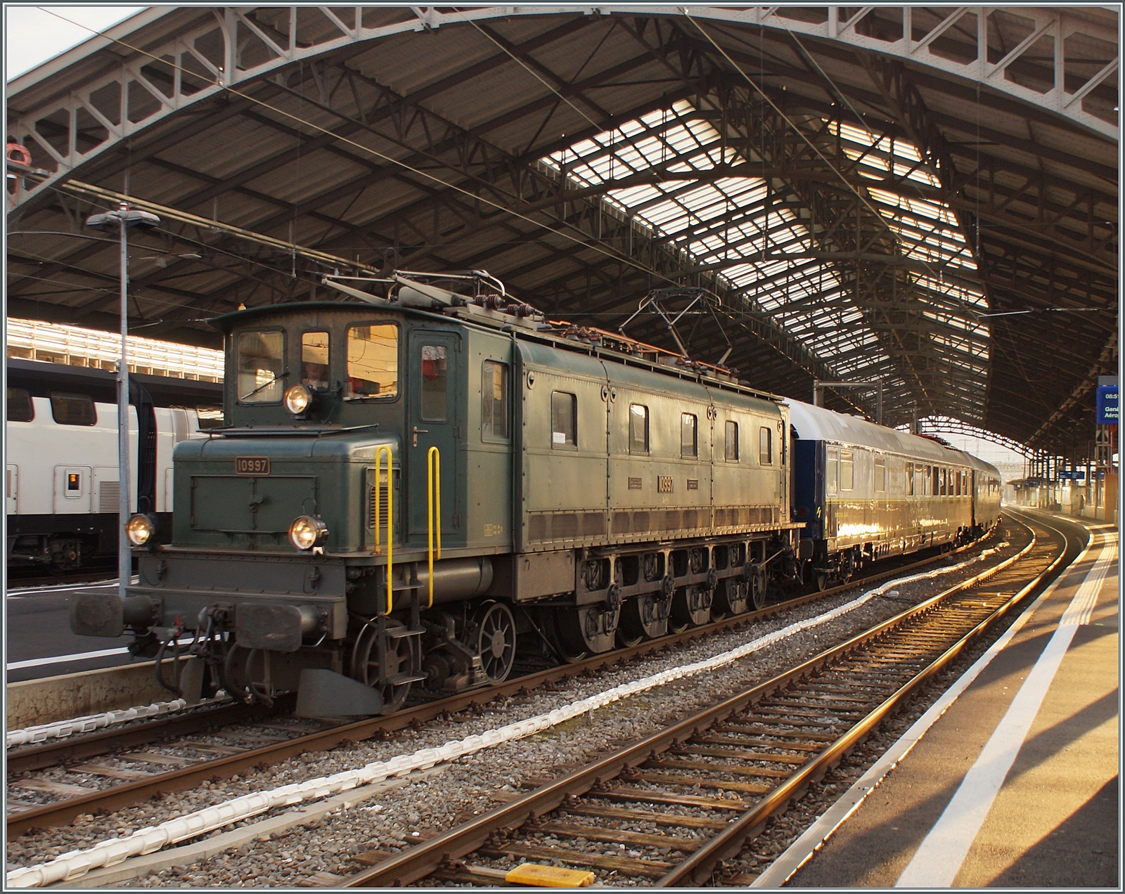 Der Ae 4/7 10997 bricht in Lausanne mit ihrem edlen drei Wagen Zug zu einer interessanten St.Valentins Rundfahrt auf: Lausanne - Biel - Bern - Kandersteg - Brig - Lausanne (und weiter nach Biel). So schon die Rundfahrt, so köstlich das geboten Menü an Bord des Zuges. 

12. Februar 2023