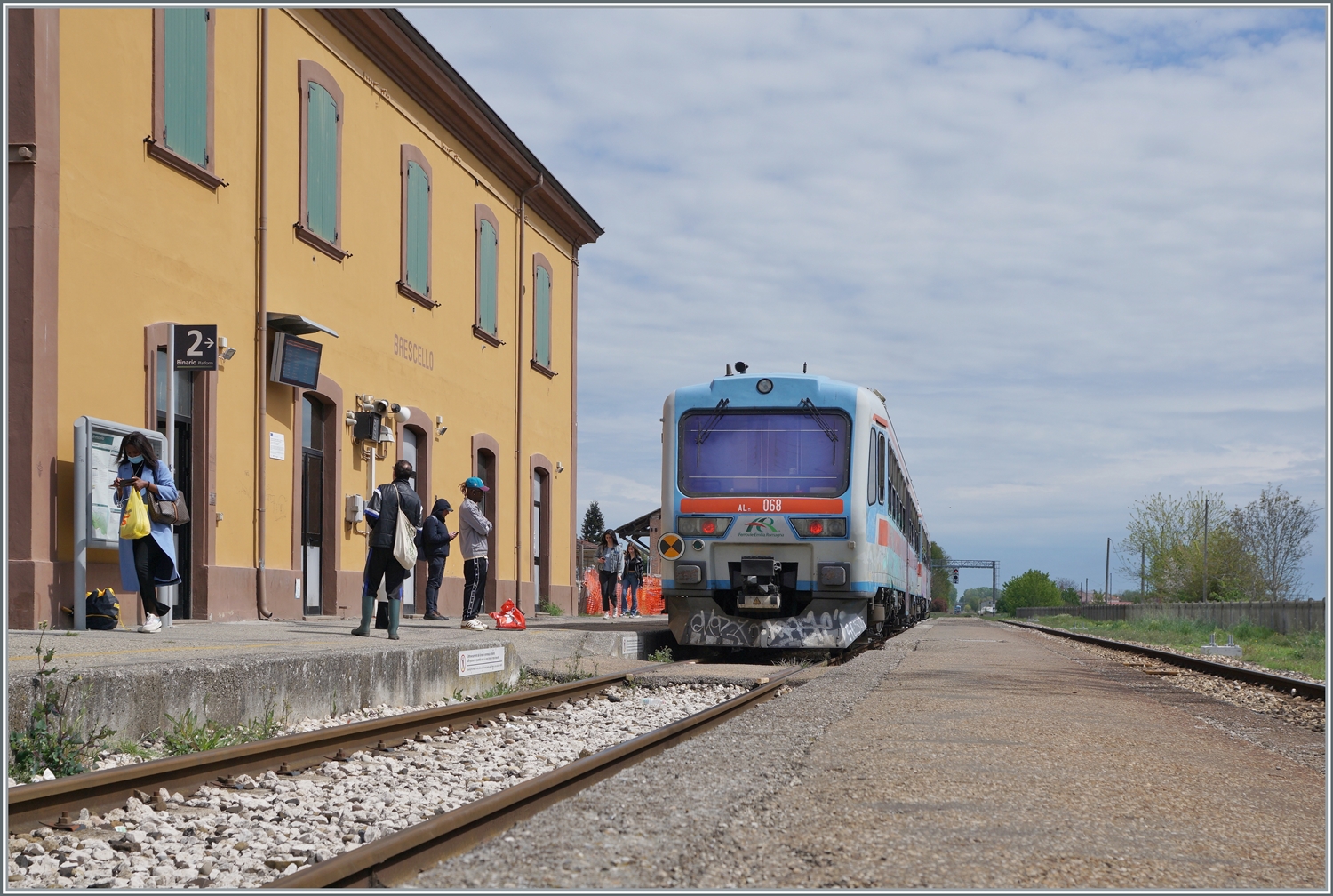 Der Aln 663 078  und 068 haben als TPER Regionale 90326 Brescelo-Viadana erreicht und warte nun auf dem Gegenzug 90325 der ganz klein in der Bildmitte kaum zu sehen auch schon kommt.
17. April 2023