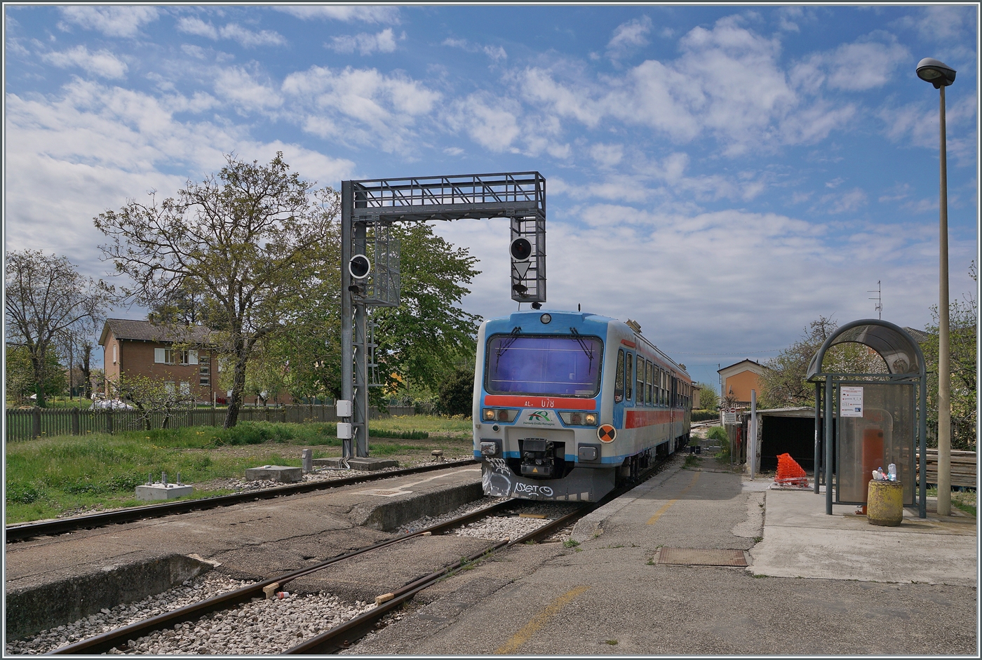 Der Aln 663 078 (und 068) erreichen als TPER Regionale 90326 Brescelo-Viadana, wo eine Kreuzung mit dem Gegenzug 90325 stattfinden wird.

17. April 2023

