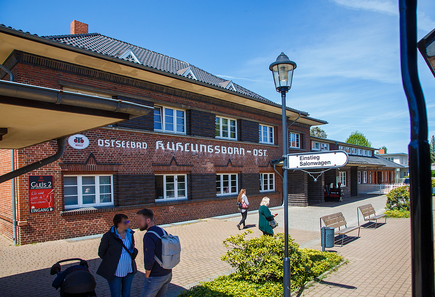 Der Bahnhof Ostseebad Kühlungsborn Ost (bis 1938 Brunshaupten) der Mecklenburgische Bäderbahn „Molli“ (MBB) am 15 Mai 2022. 

Der Bahnhof Brunshaupten (heute Kühlungsborn Ost) sowie das Empfangsgebäude wurden am 12. Mai 1910 eröffnet. Das aus Klinker erbaute Stationsgebäude hatte eine Schalterhalle, in der es einen Fahrkarten- und Gepäckschalter sowie einen Zugang zum Wartesaal gab. Neben dem Bahnhof befand sich das Logierhaus „Deutsche Eiche“. Die Gleisanlage hatte zu diesem Zeitpunkt ähnliche Ausmaße wie heute. Heute ist in dem Empfangsgebäude das Kunden-Center der Mecklenburgische Bäderbahn (MBB) sowie das Mollirestaurant „GLEIS 2“.

Am 12. Mai 1910 konnte die 8,93 km lange Strecke von Heiligendamm nach Arendsee (heute Ostseebad Kühlungsborn West) in Betrieb genommen werden. Mit der Eröffnung begann auch der Güterverkehr auf der Gesamtstrecke. 

Ab dem 1. April 1920 übernahm die Deutsche Reichsbahn (DR) die Bäderbahn. Sie vergrößerte 1927 das Empfangsgebäude und baute einen Güterschuppen neben dem Stationsgebäude. Im Obergeschoss sind Wohnräume entstanden. Das Empfangsgebäude hat starke Ähnlichkeit mit den unter Denkmalschutz gestellten Berliner S-Bahngebäuden, die der Architekten Richard Brademann entworfen hat. Die Gleisanlagen wurden für den Güterverkehr wesentlich erweitert. Es zeigte sich jedoch bald, dass durch das Umladen der Güter, der Aufwand in keinem Verhältnis zum Ertrag stand. 1938 wurden die Gemeinden Brunshaupten und Arendsee zum Ort Kühlungsborn zusammengelegt. 

Der Güterverkehr wurde am 31. Mai 1969 eingestellt. Die Gleisanlagen baute man danach zurück.

Die Strecke wurde mit täglich 13 Zugpaaren bedient. Zum 1. Oktober 1995 übernahm eine Betreibergesellschaft, bestehend aus dem Landkreis Bad Doberan sowie den Städten Ostseebad Kühlungsborn und Bad Doberan, die Strecke von der Deutschen Bahn AG. Heute firmiert die gemischt-wirtschaftliche Gesellschaft als Mecklenburgische Bäderbahn Molli GmbH mit Sitz in Bad Doberan. Der Endbahnhof Ostseebad Kühlungsborn West beherbergt das Molli-Museum und das Bahnbetriebswerk.

Am 27. Februar 1997 gründete die Mecklenburgische Bäderbahn Molli, zusammen mit den Verkehrsunternehmen Rostocker Straßenbahn AG, DB Regio AG Nordost, Regionalverkehr Küste, Weiße Flotte und antaris den Verkehrsverbund Warnow. Seitdem akzeptiert die Bäderbahn Molli Wochen- und Monatskarten aus dem Verbundsortiment. Damit werden die Züge als öffentliche Nahverkehrszüge betrieben und fahren offiziell unter der Linienkennzeichnung Regionalbahn RB 31. Die Unentgeltliche Beförderung für Schwerbehinderte gilt hier ebenfalls. Fahrkarten aus dem Preissystem der Deutschen Bahn werden seit dem Betreiberwechsel hingegen nicht mehr anerkannt.
