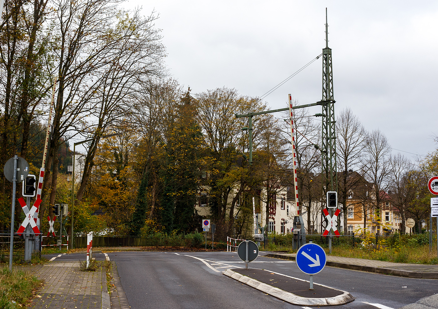 Der Bahnübergang Bü km 120, 915 an der Siegstrecke (KBS 460) in Kirchen/Sieg am 02 November 2024. Daneben ist ein von mir beliebte Fotostelle.