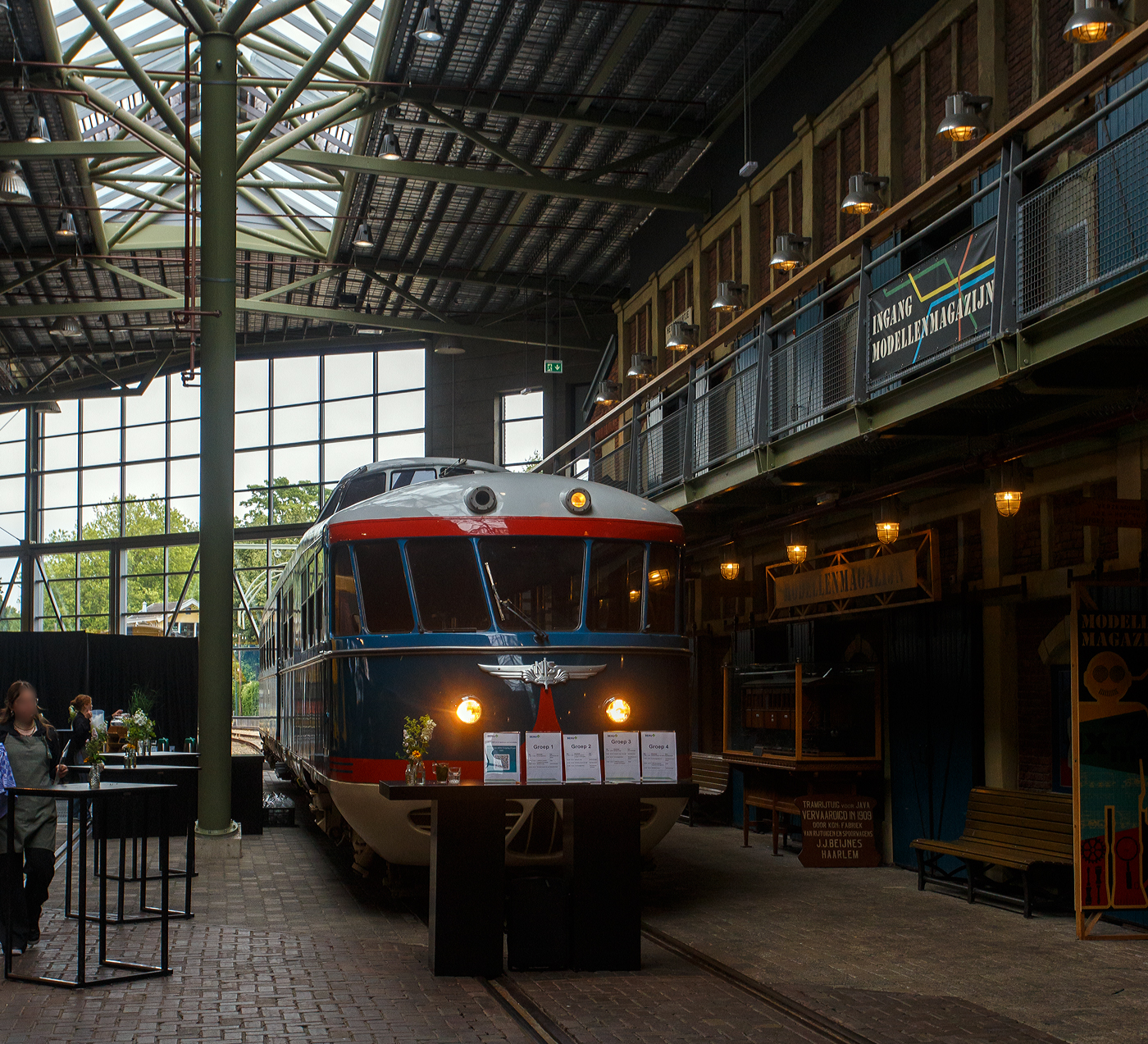 Der Dieseltriebwagen NS 20 „de Kameel“ / das Kamel bzw. VIP-Car, ein Dieseltriebwagen – Einzelstück und ehemaliger Inspektionstriebwagen, am 24 Juni 2025 im Het Spoorwegmuseum (bis 2005 NSM - Nederlands Spoorwegmuseum / Niederländischen Eisenbahnmuseum) in Utrecht-Maliebaan im Bahnhof Maliebaan.

Der dieselelektrische Triebwagen wurde 1954 von Allan & Co´s Koninklijke Nederlandsche Fabrieken van Meubelen en Spoorwegmaterieel N.V. (Königlich Niederländische Möbel- und Eisenbahnausrüstungsfabrik) in Rotterdam gebaut und als Inspektionstriebwagen NS 20 an die NS - Nederlandse Spoorwegen (Niederländische Staatsbahnen) geliefert. Er diente für Inspektionsfahrten des NS-Vorstands.

Er technisch von den Triebwagen vom Typ DE 1 - Plan X „Blauwe Engel“ abgeleitet, nur der große Unterschied sind die Ausbuchtungen mit den Führerständen am Dach, die im bald den Spitznamen „Kamel“ einbrachten.
