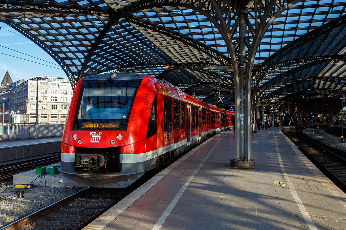 Der dreiteilige Dieseltriebzug ALSTOM Coradia LINT 81 – 620 047 / 621 047 / 620 547 der DB Regio NRW – vareo, gekuppelt mit einem weiteren, verlässt am 20 Mai 2025, als RB 38 „Erft-Bahn“ (Bedburg/Erft – Bergheim – Horrem – Köln Hbf – Köln Messe/Deutz), den Hauptbahnhof Köln und fährt weiter nach Köln Messe/Deutz.

Der Triebzug wurde 2016 von ALSTOM Transport Deutschland GmbH (vormals LHB) in Salzgitter-Watenstedt unter der Fabriknummer 1004089-047 gebaut. Er besteht aus den Einheiten 95 80 0620 047-0 D-DB / 95 80 0621 047-9 D-DB / 95 80 0620 547-9 D-DB.