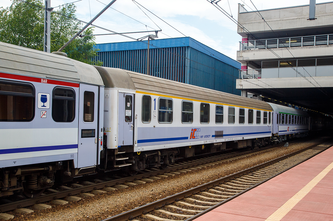 Der erste Klasse unklimatisierte Abteilwagen (Reisezugwagen) 50 51 19-78 237-1 PL-PLKIC der Gattung A9nouz  (112Am) der PKP Intercity am 25 Juni 2017 im Hauptbahnhof Posen (Poznań Główny), eingereiht als Wagen 13 in den TLK 56134 von Wrocław Glowna (Breslau) via Gdańsk (Danzig) nach Gdynia Glowna / Gdingen Hbf (von 1939–1945 Gotenhafen bekannt), eine Hafenstadt in der Danziger Bucht (Polen).

Die Zuggattung TLK - Twoje Linie Kolejowe ist die Antwort der PKP Intercity auf die steigenden Erwartungen der Fahrgäste gegenüber den Fernzügen, die von ihrem Transportunternehmen vor allem günstige Fahrkartenpreise erwarten, ein breites Sortiment an Sonderangeboten sowie eine angemessene Anzahl der Verbindungen mit Halt an Unterwegsbahnhöfen erwarten. Auf diese Weise kann der Fahrgast mit TLK günstig und bequem reisen.

Die ersten TLK Züge, die das günstige Reisen unterstützen sollten, kamen im Jahr 2005 auf die Gleise. Am 1. Januar 2011 wurde der Name der Marke geändert, von Tanie Linie Kolejowe (deutsch: Billige Bahnstrecke) in Twoje Linie Kolejowe (deutsch: Deine Bahnstrecke), ab dem 19. März 2013 wurde, um den Reisenden höheren Komfort bieten zu können, die vollständige Platzreservierung in allen Wagen der Züge TLK eingeführt (der Preis für die „Platzreservierung” ist im Ticketpreis inbegriffen).

Die Reisezugwagen der Gattung A9nouz (112Am) haben 9 Abteile á 6 Sitzplätze.

TECHNISCHE DATEN:
Länge über Puffer: 24.400 mm
Drehzapfenabstand: 17.200 mm
Leergewicht: 42 t
Höchstgeschwindigkeit: 160 km/h
Sitzplätze: 54 (in 9 Abteilen)
Toiletten: 2
Zulassungen: RIC
