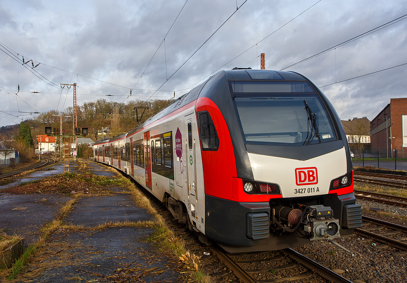 Der für die DB Regio NRW fahrende dreiteilige Stadler FLIRT 3 XL 3427 011 (94 80 3427 011-6 D-STAP / 94 80 3827 011-2 D-STAP / 94 80 3427 511-5 D-STAP) der ZV VRR Eigenbetrieb Fahrzeuge und Infrastruktur, verlässt am 30 Dezember 2023, als RE 34 „Dortmund-Siegerland-Express“ (Siegen - Letmathe - Dortmund), den Bahnhof Siegen-Weidenau.

Ich finde dieses Bild ist auch passend um Tschüss für 2023 bis 2024 zusagen!
Allen wünsche ich nochmals einen guten Rutsch und bleibt alle gesund.
