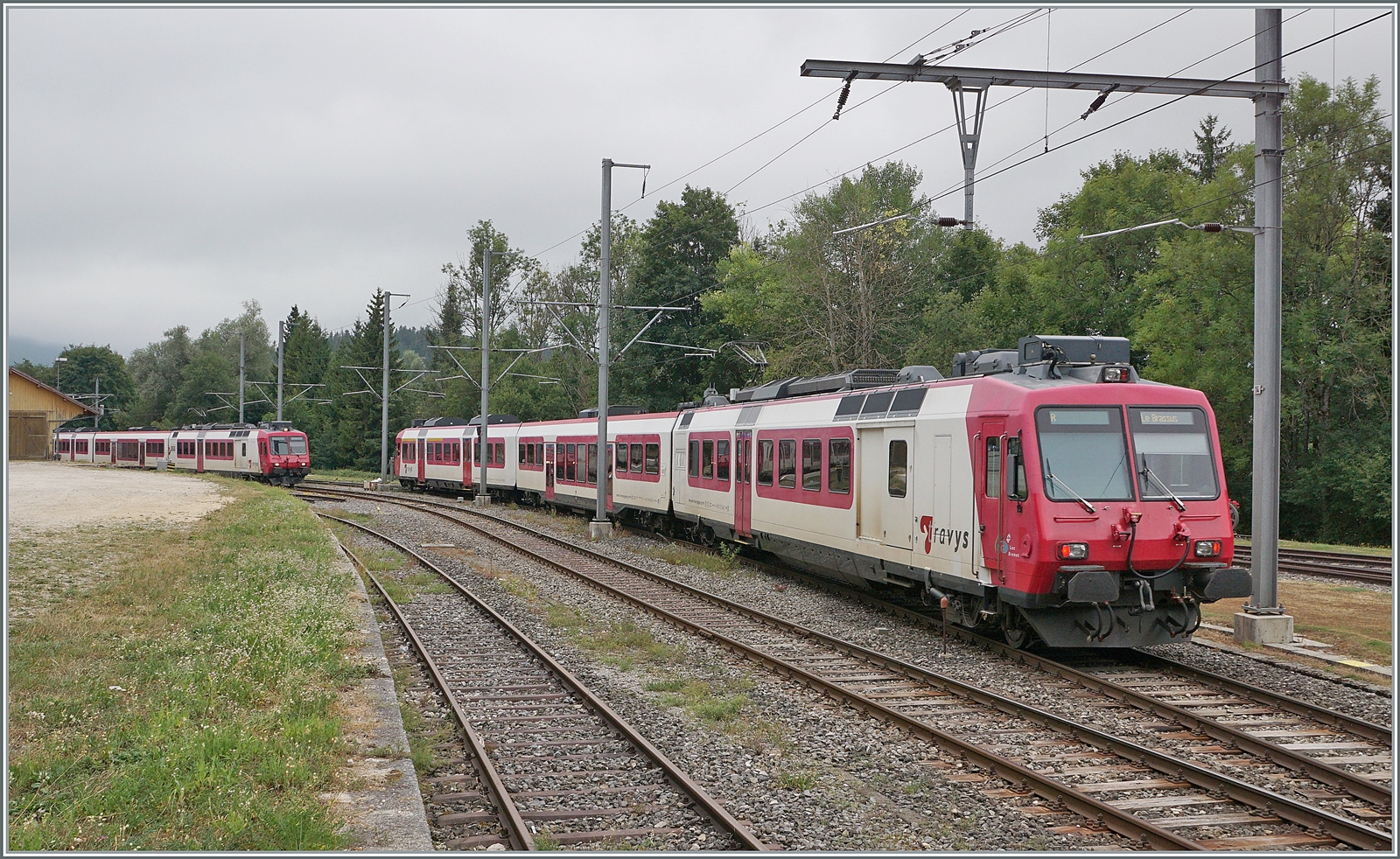 Der in Le Pont einfahrende Regionalzug 6011 von Vallorbe nach Le Brassus mit dem schiebenden TRAVYS RBDe 560 385-7  Lac de Joux  erreicht den wartenden Gegenzug 6012 mit dem TRAVYS RBDe 560 384-0  Lac de Brent . 

6. August 2022 