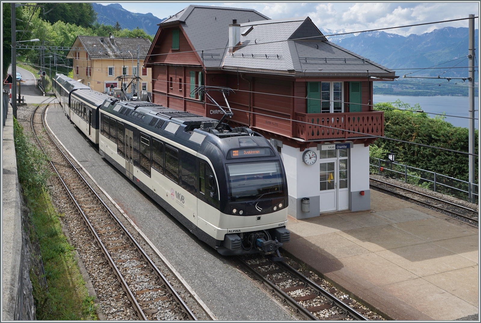 Der MOB Be 4/4 9201  Alpina  beim der einfahrt in den Bahnhof von Chamby, dessen Bahnhofsgebäude wunderschön restauriert wurde. 

20. Mai 2024