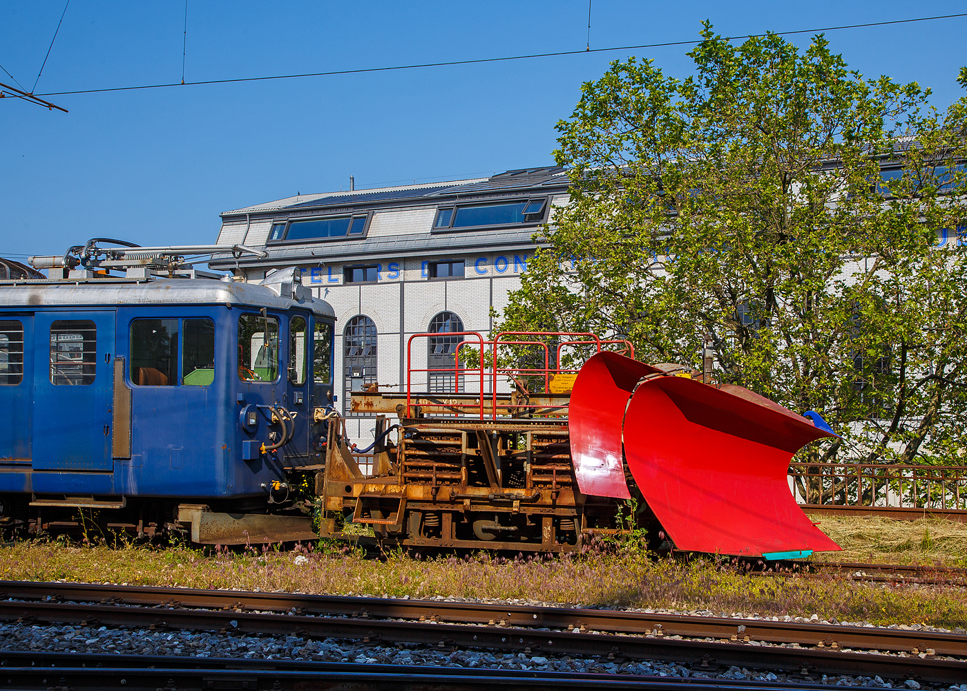 Der MOB Schneepflug X 12 vor dem Triebwagen BDe 4/4 3006 wartet am 28. Mai 2023 in Vevey noch auf Schnee.

Der Schneepflug wurde 1964 in den Werksttten der MOB auf ein altes SWS Drehgestell (vom B4 48) aufgebaut. 

Der doppelseitige Pflugkeil lsst sich hydraulisch heben. Beidseitig ausklappbare Zusatzflgel. Der Pflug wird whrend der Fahrt nicht bedient, er kann aber gehoben und gesenkt werden. Um auf das hohe Gewicht von 12 t (6t Achsdruck)  zu kommen, sind liegen geschichtet in zwei Boxen etliche Schienenstcke (Ballast 6,2 t). Im Jahr 2014 beikam der Pflug neue elektrische Anschlsse, Hydraulikleitung und Hydraulikzylinder.

TECHNISCHE DATEN:
Hersteller/ Erbauer: MOB
Spurweite: 1.000 mm
Anzahl der Achsen: 2 
Lnge ber Puffer: 4.520 mm (bzw. 5.610 mm ber Pflugkeil)
Breite: 2.800 mm
Achsabstand: 2.300 mm
Laufraddurchmesser: 750 mm (neu)
Eigengewicht: 12t
V max: 50 km/h
Max Schneerum Hhe / Breite: 1.150 mm / 3.400 mm