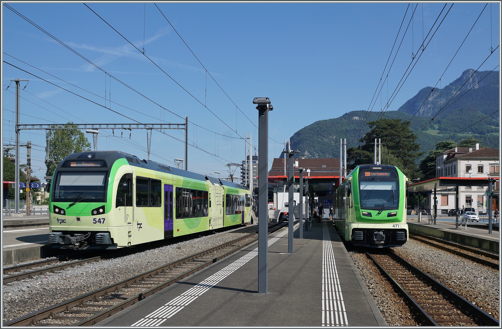 Der neue ABe 4/8 471 im Vergleich zu den Beh 2/6 der TPC. Obwohl die Beh 2/6 mit AOMC ASD angeschrieben sind, sah ich nie einen solchen Zug auf der ADS.
Das Bild entstand in Aigle.

27. Juli 2024
 