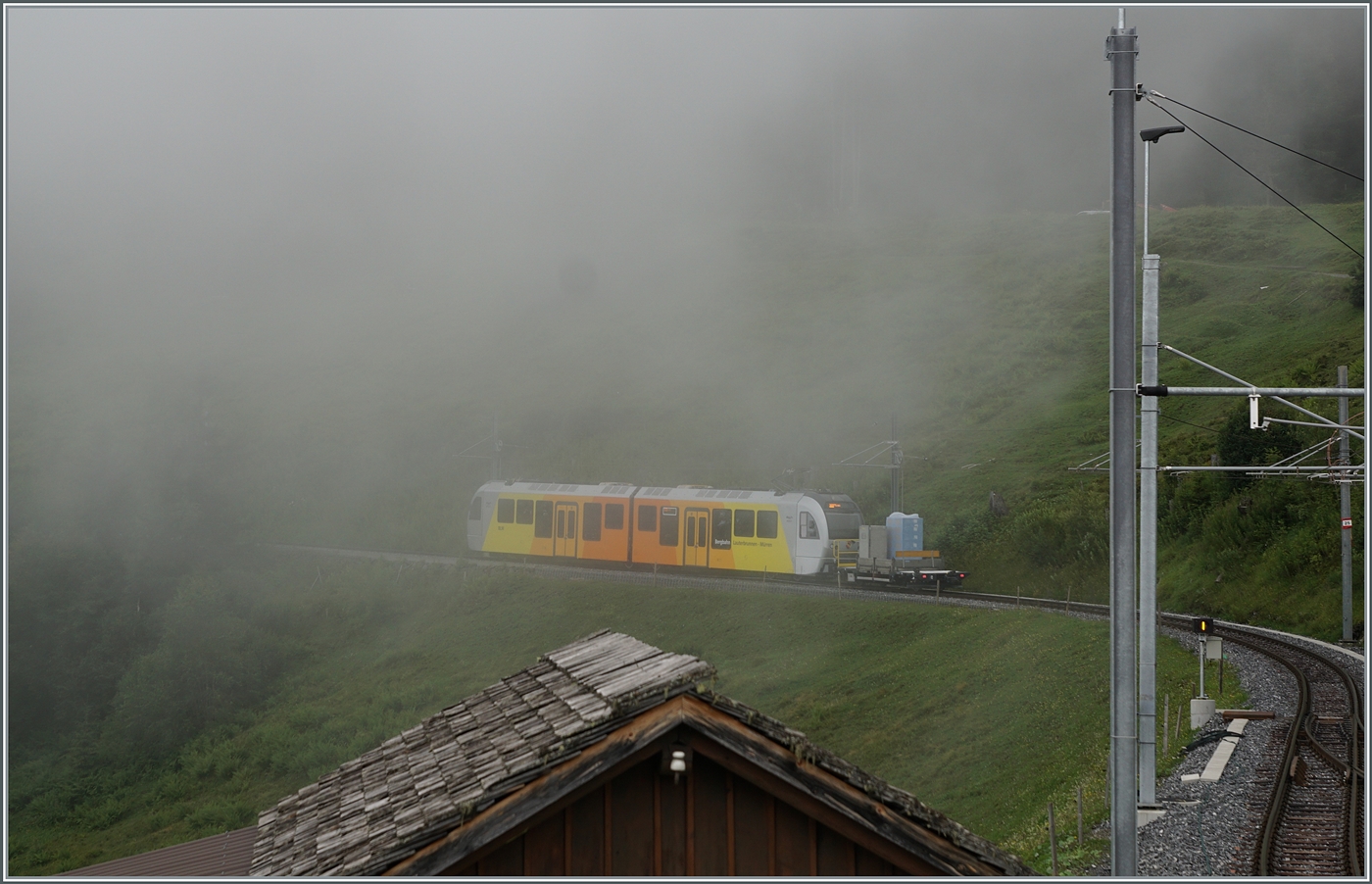Der neue BLM Be 4/6 102  M�nch  f�hrt bei wenig sommerlichem Wetter kurz nach der Gr�tschalp in Richtung M�rren. 

23. Juli 2024