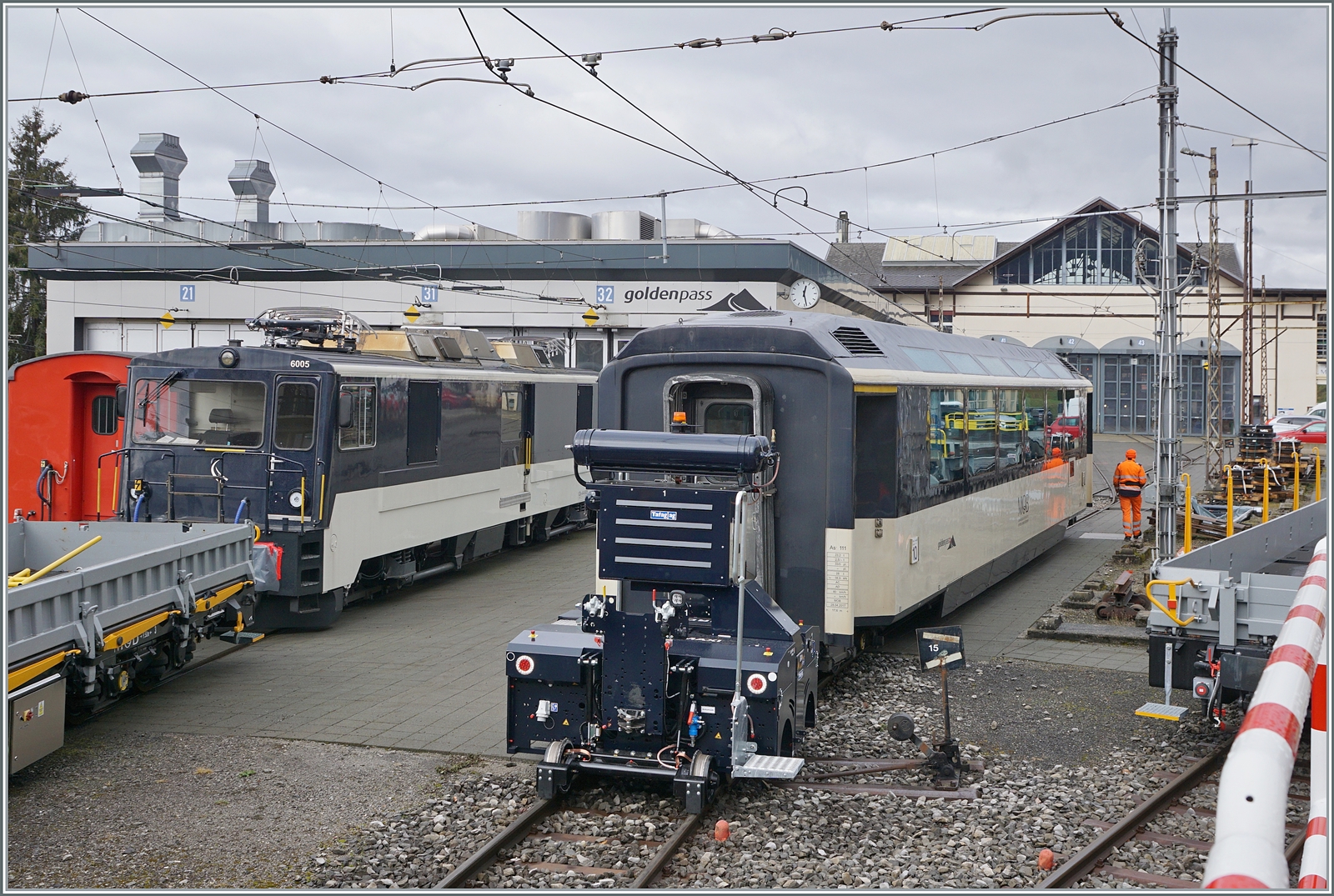 Der neue ZAGRO E-MAXI (mit Batterieantrieb) rangiert in Chernex im Bereich des Atelier der MOB einen Panorama Wagen. 

20. Feb. 2026