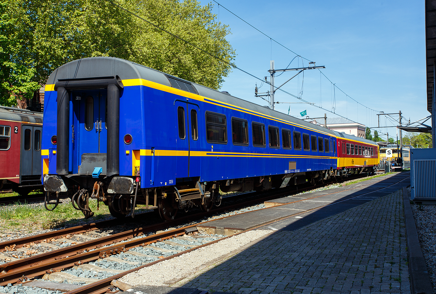 
Der NS-Reisezugwagen der 1. Wagenklasse A 50 84 10-70 350-0 (A 10), ex A 50 84 10-70 671-9 ein ICR-Wagen (Intercityrijtuig) vom Type A10 ICR-1-A, am 29 April 2025 im Het Spoorwegmuseum (bis 2005 NSM - Nederlands Spoorwegmuseum / Niederländischen Eisenbahnmuseum) in Utrecht im ehemaligen Bahnhof Maliebaanstation.

Der Wagen wurde 1981 von der Waggonfabrik Talbot GmbH & Co. in Aachen (D) gebaut und an die NS - Nederlandse Spoorwegen (Niederländische Eisenbahnen) geliefert. Der Wagen wurde 2021 umgebaut, zum A 50 84 10-70 350-0 umgezeichnet und Begleitwagen (Sr12) dem königlichen Zug („Koninklijke Trein“ hinzugefügt und bis 2023 eingesetzt. Fast 160 fuhr die Königsfamilie mit dem Koninklijke trein (Hofzug), da dieser am Ende seiner Lebensdauer angekommen sei, wurde er von der NS eingestellt/ausgemustert. Im Jahr 2024 wird der Wagen zusammen mit dem königlichen Wagen 61 84 89-70 003-8 (Sr10) an das Eisenbahnmuseum übergeben. Zu gegebener Zeit wird der Wagen wieder das Aussehen eines normalen Erste-Klasse-Wagens erhalten.

TECHNISCHE DATEN:
Spurweite: 1.435 mm (Normalspur)
Achsfolge: 2'2'
Länge über Puffer: 26.400 mm
Wagenkastenlänge: 26.100 mm
Wagenkastenbreite: 2.820 mm
Höhe über Schienenoberkante: 3.930 mm
Drehzapfenabstand: 19.000 mm
Leergewicht: 44 t
Höchstgeschwindigkeit: 160 km/h
Sitzplätze: 69
Bremse: O-R-A (D)
