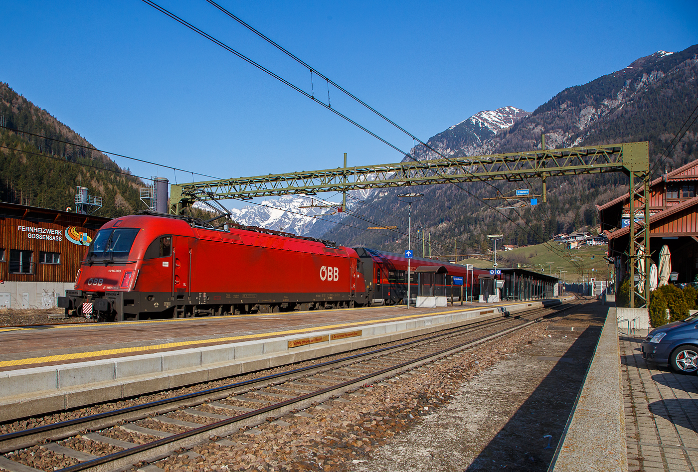 Der ÖBB Railjet (RJX 184), von Bolzano/Bozen via Brennero/Brenner, Innsbruck Hbf und Salzburg Hbf nach Wien Hbf, rauscht am 26.03.2022 Steuerwagen voraus durch den Bahnhof Gossensaß/Colle Isarco in Richtung Brenner. Schublok war die ÖBB Taurus III - 1216 003 / E 190 003 (91 81 1216 003-4 A-ÖBB). 

Die Siemens ES 64 U4-A (Variante A für Österreich, Deutschland, Italien und Slowenien) wurde 2006 von der Siemens Mobility GmbH in München-Allach unter der Fabriknummer 21091 gebaut und an die ÖBB (Österreichische Bundesbahnen) geliefert.