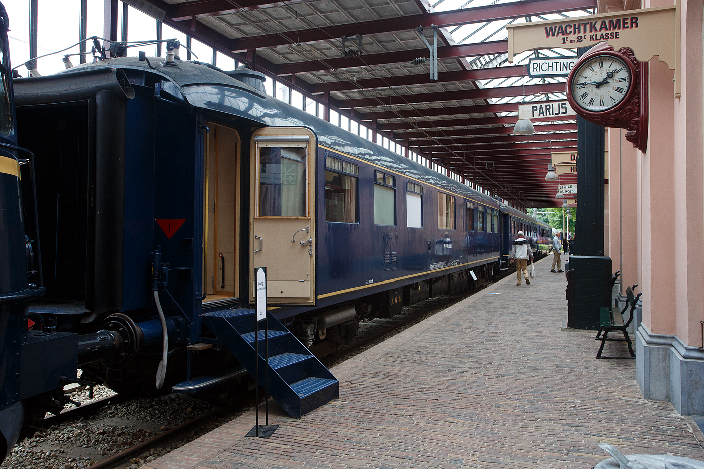 Der Personenwagen NL-NS 61 84 89-30 001-1 (Sr 9) Salonwagen Königin Juliana vom königlichen Zug „Koninklijke Trein“ (Hofzug) am 24. Juni 2025 im Het Spoorwegmuseum (bis 2005 NSM - Nederlands Spoorwegmuseum / Niederländischen Eisenbahnmuseum) in Utrecht im ehemaligen Bahnhof Maliebaan. Sr steht für Salonrijtuig in Deutsch Salonwagen.

Der Wagen wurde 1933 von Werkspoor NV in Utrecht gebaut und als 1./2. Klasse Personenwagen AB 7546 an die NS geliefert, 1952 wurde er zum AB 7544 umgezeichnet. Als Ersatz für den alten Salonwagen Sr 7 (ehemals ein Wagen der CIWL - Compagnie Internationale des Wagons-Lits), wurde der AB 7544 Allan in Rotterdam (Allan & Co´s Koninklijke Nederlandsche Fabrieken van Meubelen en Spoorwegmaterieel N.V.) im Auftrag der niederländischen Regierung zum Salonwagen Sr 9 für Königin Juliana umgebaut. Sowohl die Königin als auch die Prinzessinnen Beatrix, Irene, Margriet und Christina nutzten diesen Wagen. 1967 erhielt er die Nummer 61 84 89-40 001-9 gemäß dem einheitlichen Kodierungssystem, wie die anderen Wagen des königlichen Zuges besaß auch der Sr 9 eine europäische Zulassung. Im Jahr seiner Außerdienststellung 1993 wurde diese Nummer in 61 84 89-30 001-7 geändert und kam 1994 ins Eisenbahnmuseum.

Der Wagen verfügt über einen Empfangsraum, ein Wohn- und Schlafzimmer, zwei Schlafzimmer für die begleitenden Hofdamen, ein Badezimmer, eine Küche und ein Abteil für den Zugbegleiter. Der Wagen wurde speziell für die sehbehinderte Prinzessin Marijke (heute Prinzessin Christina) umgebaut. Wie die anderen Wagen des königlichen Zuges besaß auch der Sr 9 eine europäische Zulassung. In den Niederlanden wurde er üblicherweise als zusätzlicher Zug zusammen mit Prinz Bernhards Salonwagen Sr 8 und dem Gepäckwagen D6 gefahren und anschließend im Ausland meist an einen D-Zug gekoppelt. In seinen späteren Jahren wurde der Wagen auch einzeln eingesetzt.

TECHNISCHE DATEN:
Baujahr: 1933 (Umbau 1956)
Spurweite: 1.435 mm (Normalspur)
Achsen: 4 (in 2 Drehgestellen)
Achsfolge:	2'2'
Länge über Puffer: 21.800 mm
Drehzapfenabstand: 15.000 mm
Achsabstand im Drehgestell: 3.000 mm
Leergewicht: 55.000 kg
Höchstgeschwindigkeit: 140 km/h
Bremse: O-P-R
