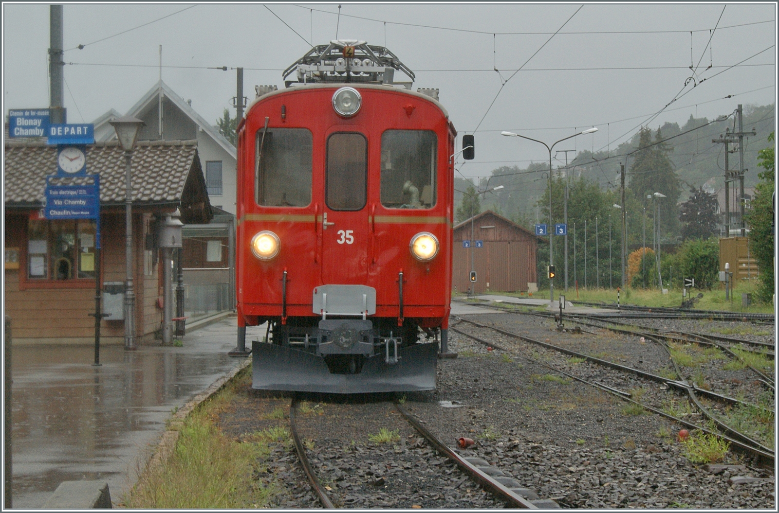 Der RhB ABe 4/4 N° 35 der Blonay-Chamby Bahn wartet in Blonay als erster Reise Zug des Tages auf die Abfahrt nach Chaulin. 

18. Aug. 2024