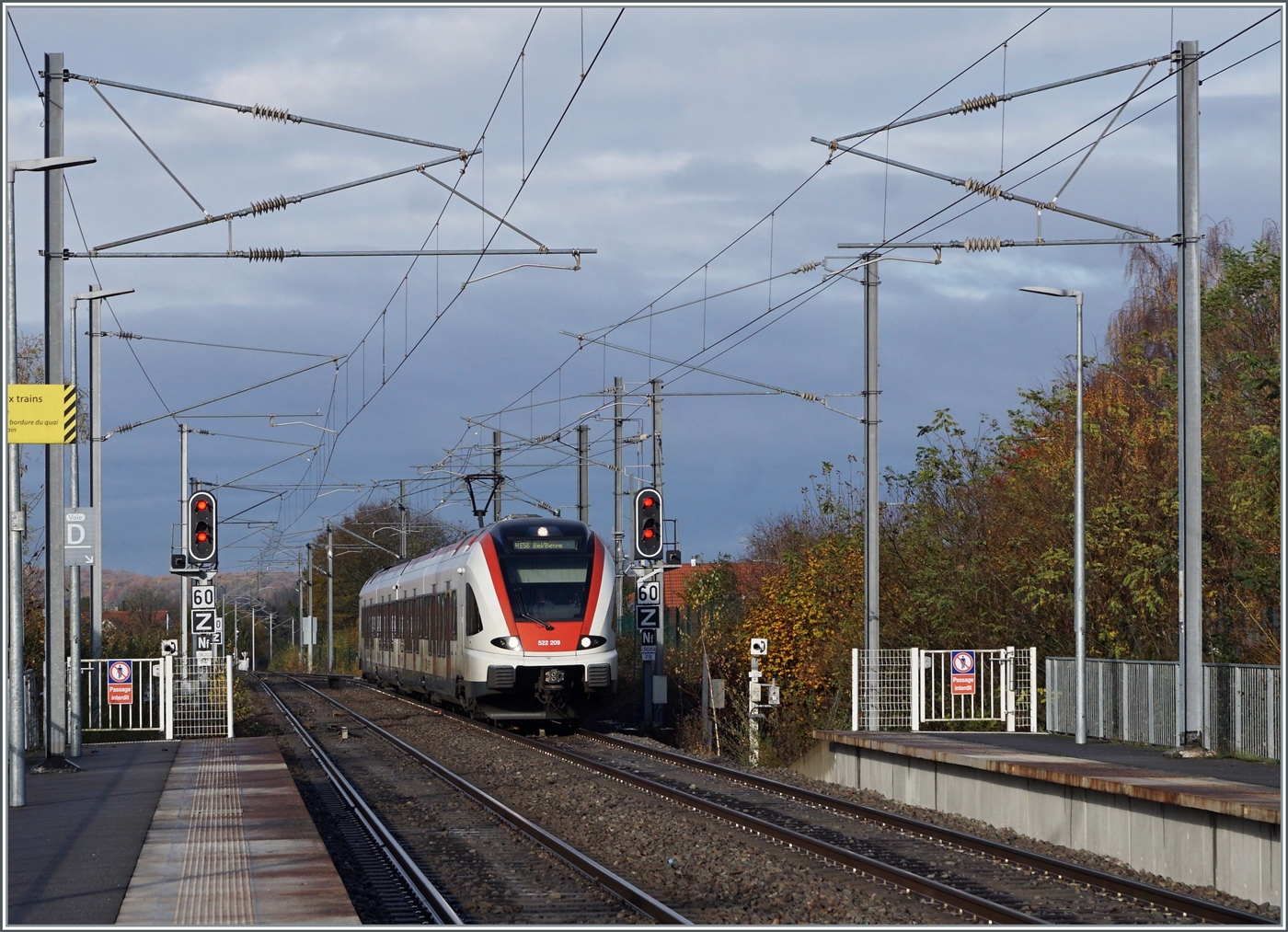 Der SBB RABe Flirt 522 209 erreicht als TER 18169 (resp. als RE56 18169 ab Delle) auf der Fahrt von Meroux nach Biel/Bienne den Bahnhof von Grandvillars. 

Einmal mehr in der wechselvollen Geschichte der Strecke Delle - Belfort wird ab dem Fahrplanwechsel im Dezember 2025 ein neues Kapitel aufgeschlagen: künftig übernehmen praktisch im Stundentakt SNCF Triebzüge den Verkehr; welcher in Meroux nicht mehr gebrochen wird; dafür muss im internationalen Verkehr in Delle umgestiegen werden. 

3. November 2025