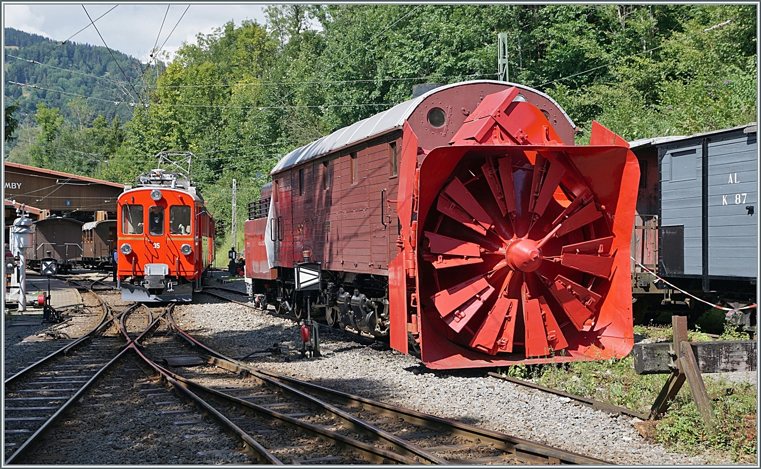 Der sehr schön hergerichtete RhB ABe 4/4 I 35 wurde in der Saison 2023 eher sparsam eingesetzt, der Grund dafür zeigt das folgende Bild: Denn nicht nur äusserliche, sondern auch im mechanischen Teil benötiget der Bernina Bahn Triebwagen eine Auffrischung. 

Chaulin, den 5. August 2023