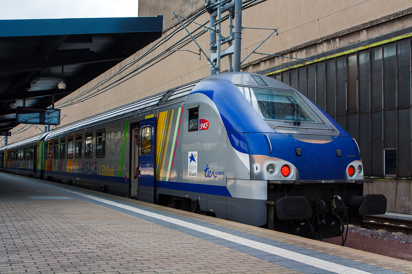 Der SNCF TER200 Steuerwagen (TER200 Voitures-pilotes) 50 87 80-97 127-3 F-SNCF der Gattung B5 uxh am 17 Juni 2013 am Zugschluss von einem TER 200 der TER Alsace (Elsass) von Basel �ber Stra�burg und Metz nach Luxemburg im Bahnhof Luxemburg (Stadt).

Dieser Wagen ist f�r eine H�chstgeschwindigkeit von 200 km/h zugelassen, hat ein Eigengewicht von 45 t und bietet 45 Sitzpl�tze in der 2. Klasse.

Im Jahr 2008 wurden die TER200-Z�ge schrittweise mit Steuerwagen des Typs B5uxh ausgestattet, um die TER-200-Verbindungen mit Wendezugbetrieb zu erm�glichen (damit die Lokomotive nicht mehr umsetzen muss). Ziel war es, die P�nktlichkeit durch k�rzere Rangierzeiten zu verbessern. Die von Alstom gelieferten Steuerwagen wurden aus �lteren Gep�ckwagen umgebaut. Sie wurden teilweise im Eisenbahnwerk Reichshoffen im Elsass gefertigt. Ein F�hrerstand wurde hinzugef�gt; die Steuerwagen bieten die notwendigen Einrichtungen f�r mobilit�tseingeschr�nkte Fahrg�ste, sowohl zum Einsteigen als auch f�r die Fahrt selbst. Au�erdem bieten sie Platz f�r sechs Fahrr�der. Die Wendez�ge des Typs TER 200 wurden am 21. April 2008 in Betrieb genommen.

Die Umr�stung auf den Wendezugbetrieb erforderte den Einbau neuer Stromabnehmer des Typs AX von Faiveley f�r 25 kV 50 Hz an den Lokomotiven der Baureihe BB 26000, entwickelt von Faiveley. Das alte Modell verursachte aufgrund seines Luftwiderstands Probleme beim Schieben des Zuges. 
