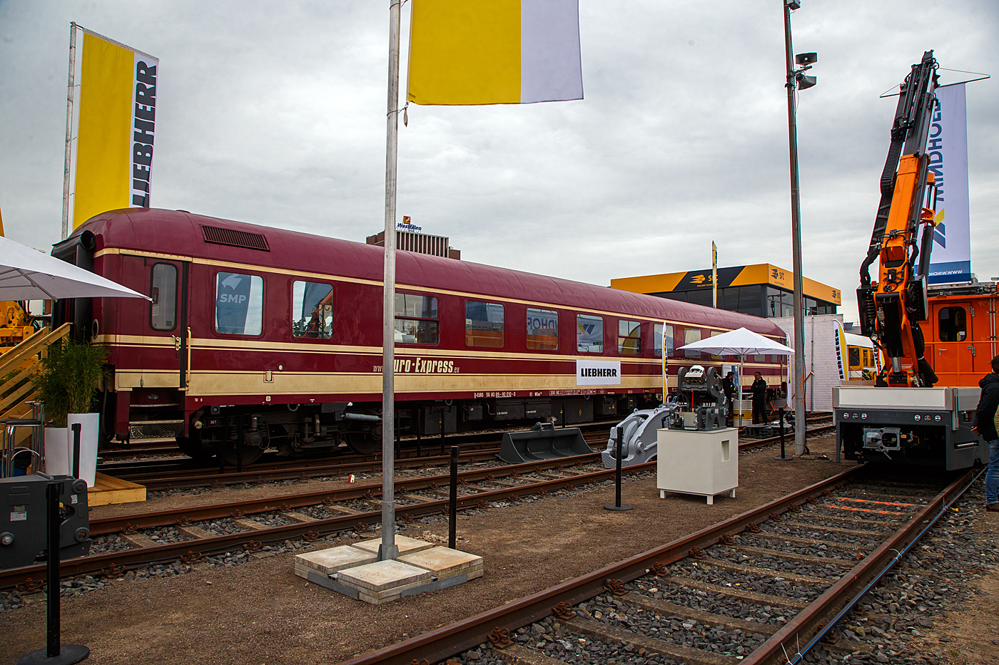 Der Speise- und Barwagen der Bauart UIC-X (DB) D-EURO 56 80 89-90 010-0 [P] der Gattung WGm 038 der Euro-Express Sonderzüge GmbH & Co. KG, hier am 30 Mai 2022 vermietet an die Fa. LIEBHERR für die Bewirtung auf der 28. Internationale Ausstellung Fahrwegtechnik 2022 (iaf) in Münster. 

Der Großraumwagen der Bauart UIC-X (DB) wurde 1968 von O&K in Berlin als 2. Klasse Schnellzugwagen DB 51 80 50-80 043-3 Bcm 243 für die Deutsche Bundesbahn geliefert. Im Jahr 1984 erfolgte beim PFA Weiden (Partner für Fahrzeugausstattung GmbH) der Umbau zum WGm 038.8 (DB 61 80 09-90 010-0), 1996 ging er an die Euro-Express.
