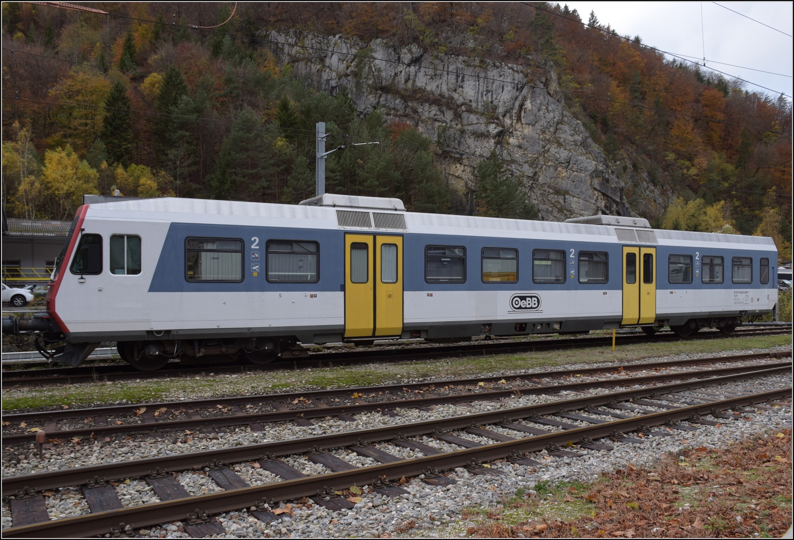 Der Steuerwagen des NPZ-Prototypen mit der Nullnummer war im Bahnhof Klus zu sehen. Die Nummer des NPZ Steueragens lautet Bt 50 85 80 35-000-9 CH-OeBB. Im Gegensatz zu den älteren EW-I am neuen Pendelzug ist der Steuerwagen gerade wohl eher ein APZ... November 2023.