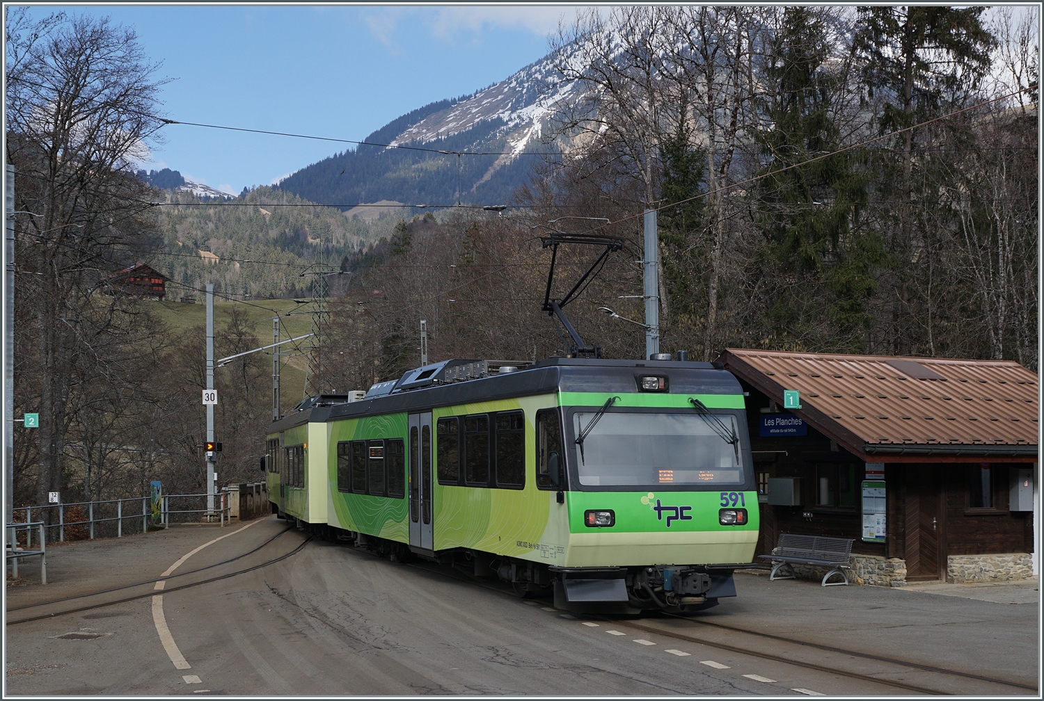 Der TPC AOMC ASD Beh 4/8 591 ist als Regio 71 439 auf dem Weg von Les Diablerets nach Aigle. In Les Planches macht der Zug einen  Abstecher  nach Le Sépey er wird in wenigen Minuten zurück kommen und dann auf dem Gleis links im Bild in Richtung Aigle fahren. 17. Februar 2024