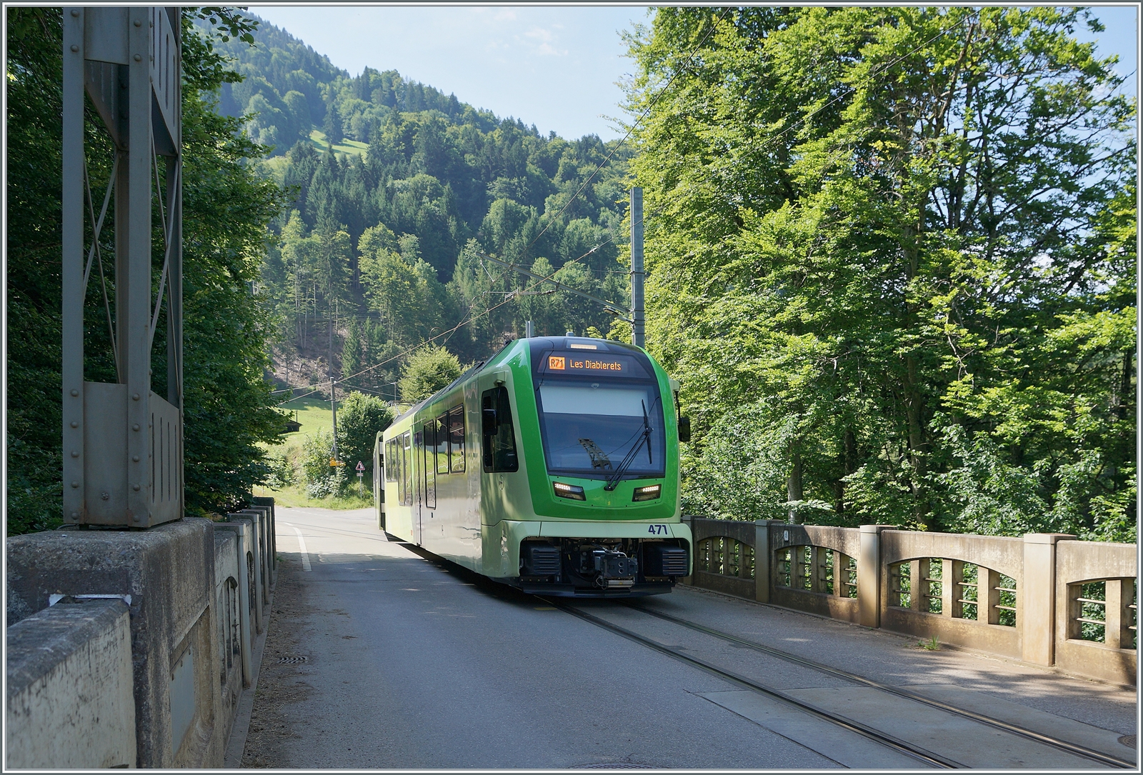 Der TPC ASD ABe 4/8 471 ist von Aigle auf dem Weg nach Les Diablerets und fährt auf dem  Abstecher  nach Le Sépey bei Les Planches (Aigle) über die 97 Meter lange Brücke  Planches  welche über den Fluss Grande Eau führt und auch von Fussgänger und Auto genutzt wird.

27. Juli 2024